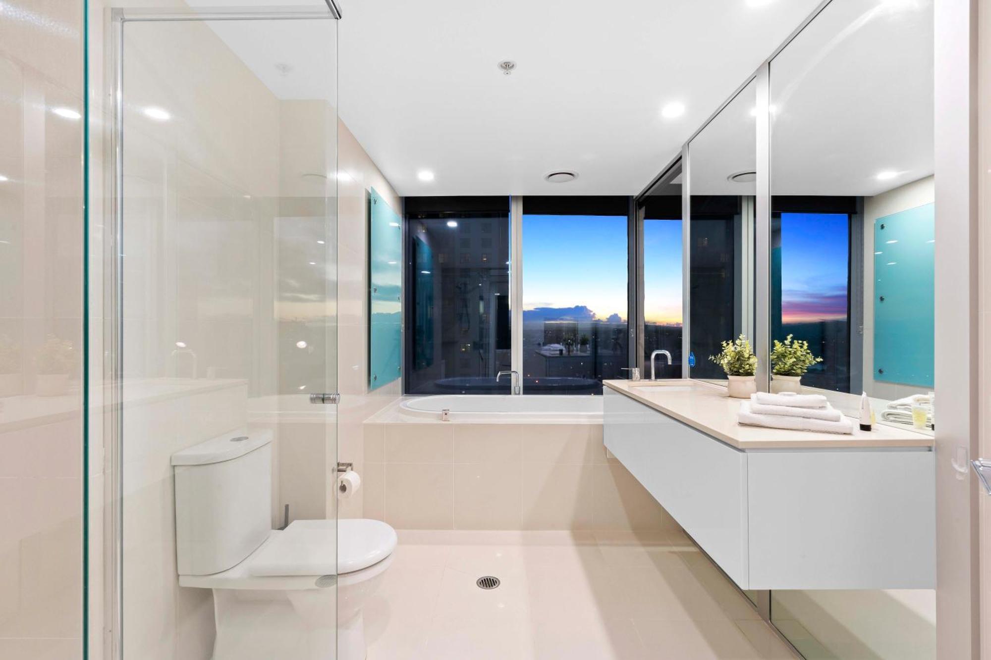 Apartment Q Tower At Surfers Paradise - From Level 3 - Private & Self Contained