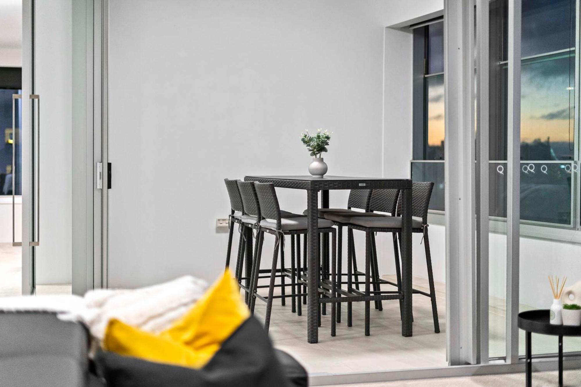 Q Tower At Surfers Paradise - From Level 3 - Private & Self Contained *