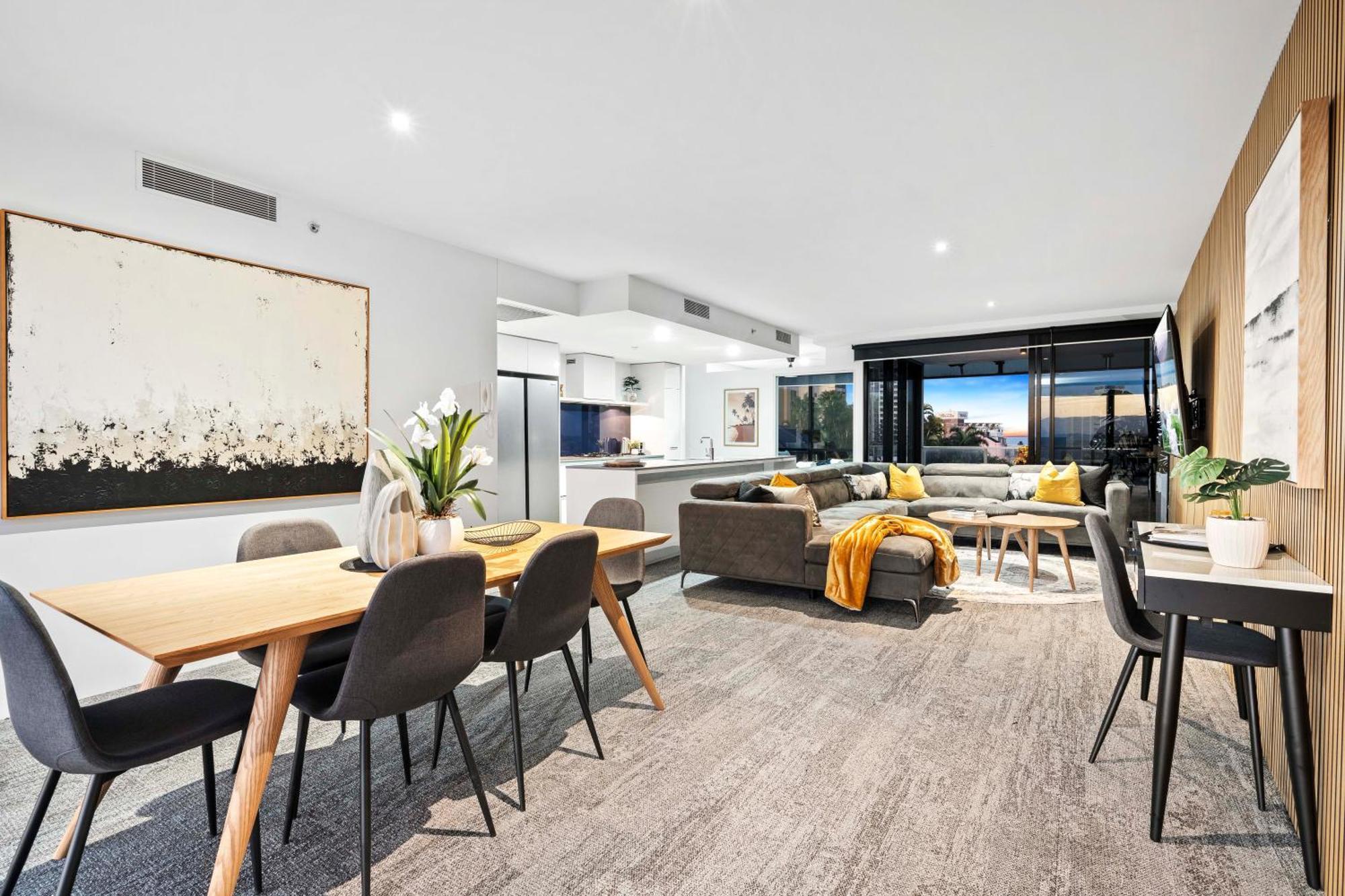 Self-contained At Circle On Cavill - Privately Managed - Wow Apartment
