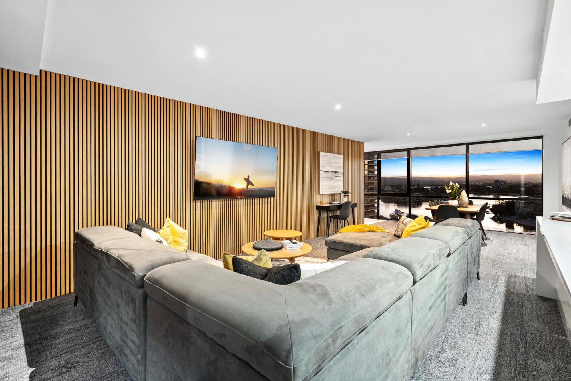 Apartment Self-contained At Circle On Cavill - Privately Managed - Wow *