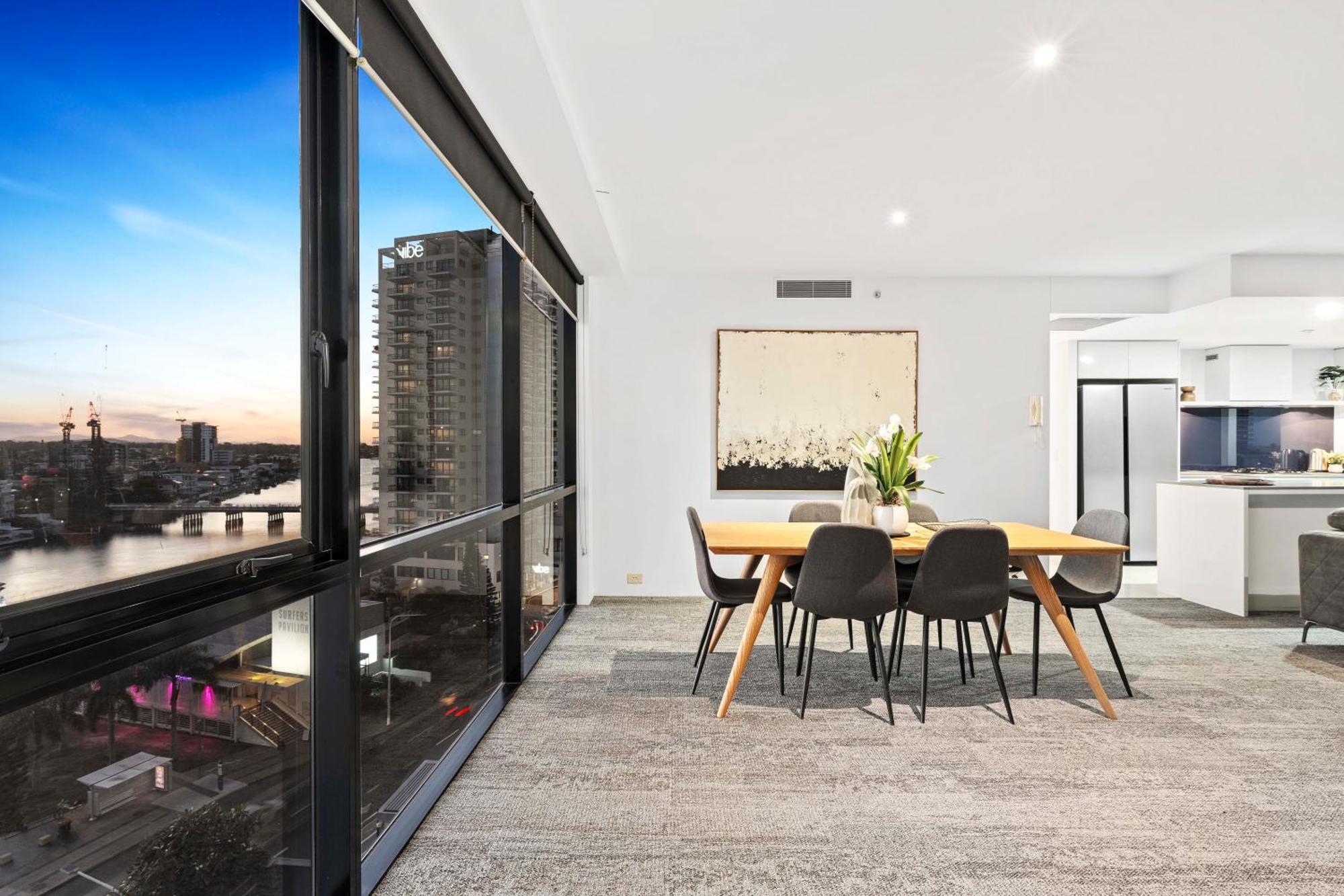 Self-contained At Circle On Cavill - Privately Managed - Wow Apartment *