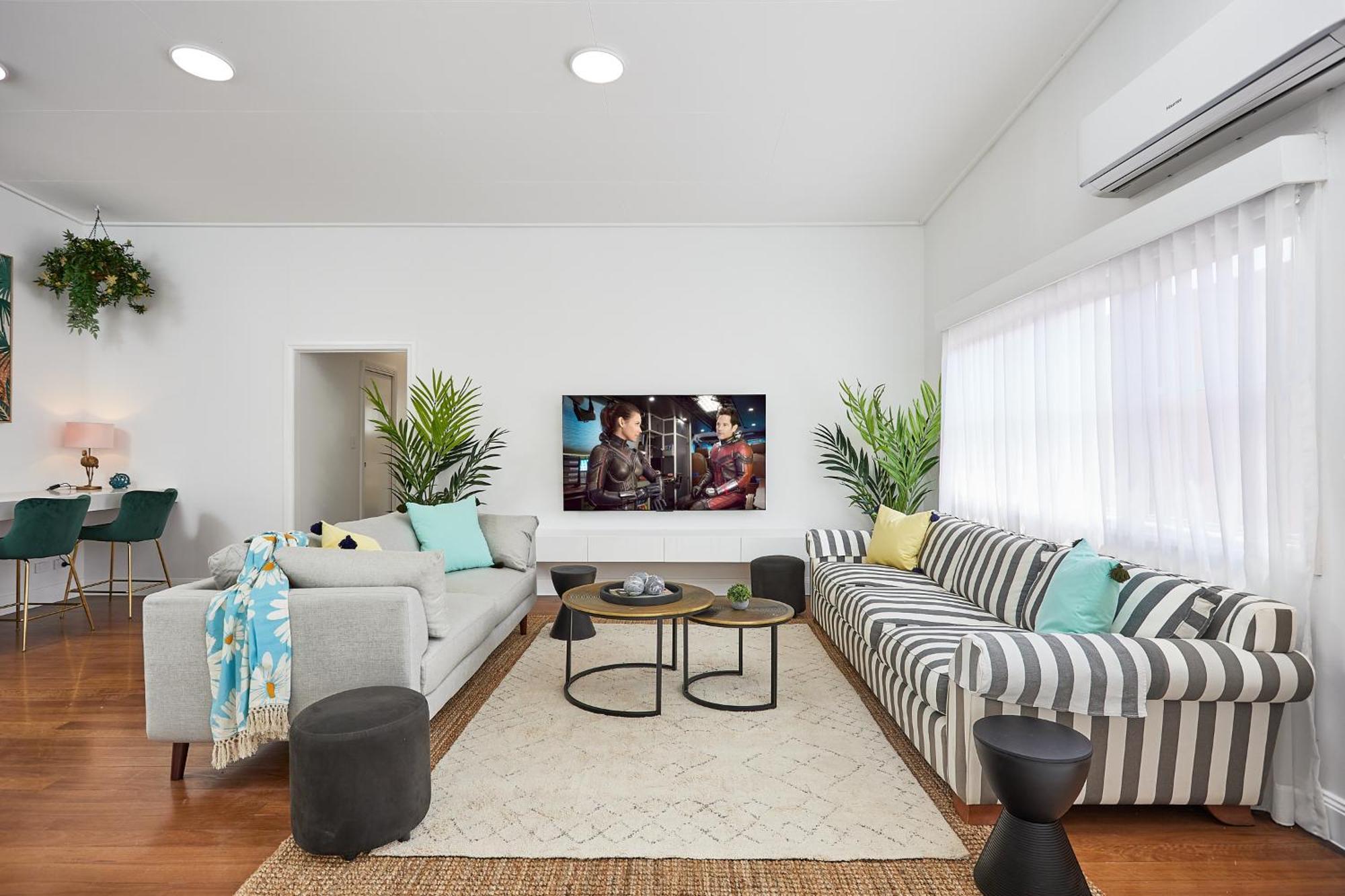 The Queenslander! Complete Entertainer - Huge - Stylish - Games - Full Level Pool - Smokehouse - Secure Parking - Yard #new! *
