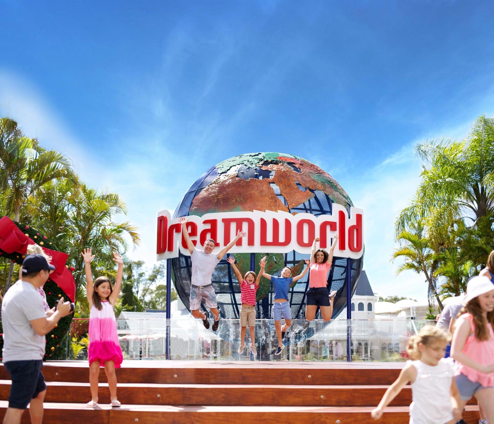 The Queenslander! Complete Entertainer - Huge - Stylish - Games - Full Level Pool - Smokehouse - Secure Parking - Yard #new! * Gold Coast