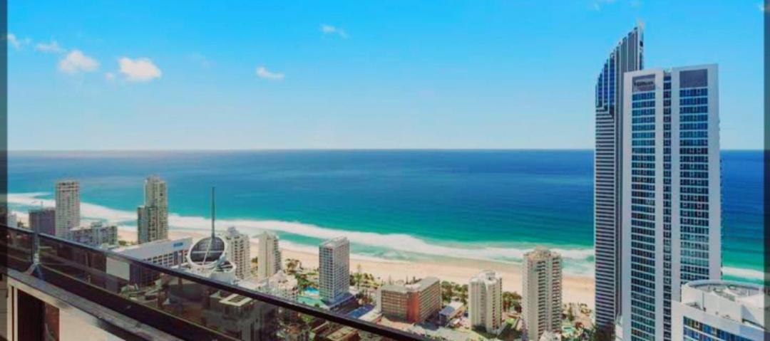 Circle On Cavill 3 Bedroom 2 Bathroom Ocean And River View
