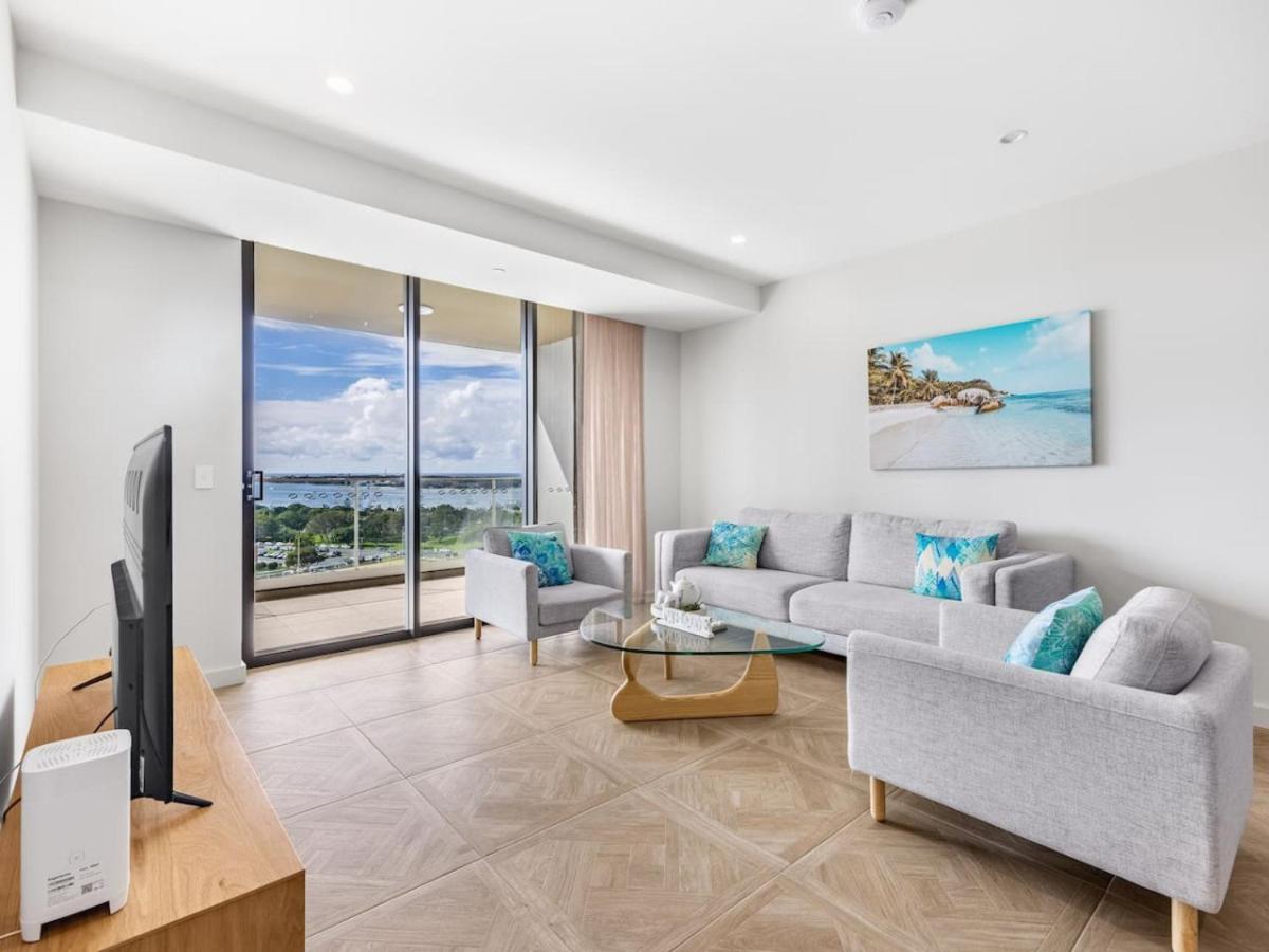 Sweeping Ocean View W Carpark And Rooftop Pool Apartment Gold Coast