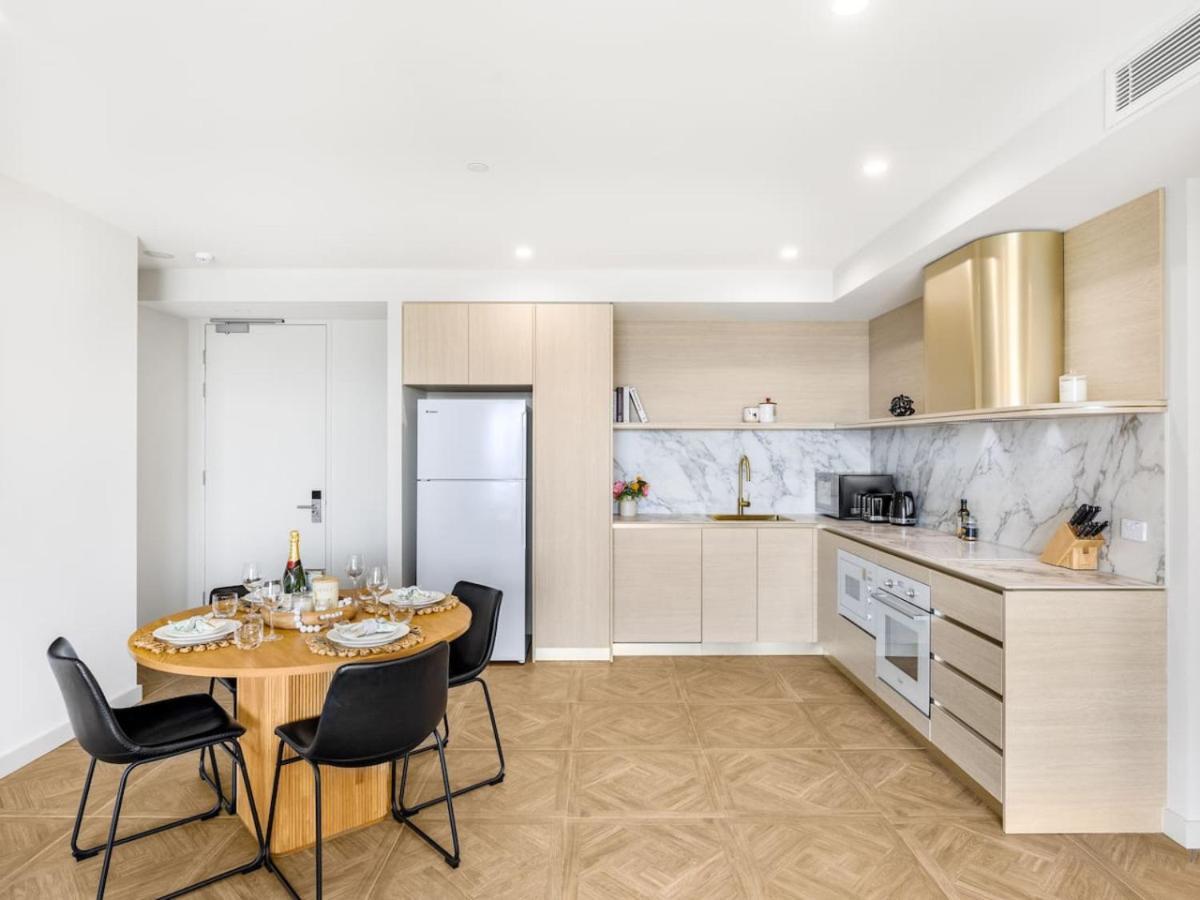 Apartment Sweeping Ocean View W Carpark And Rooftop Pool Gold Coast