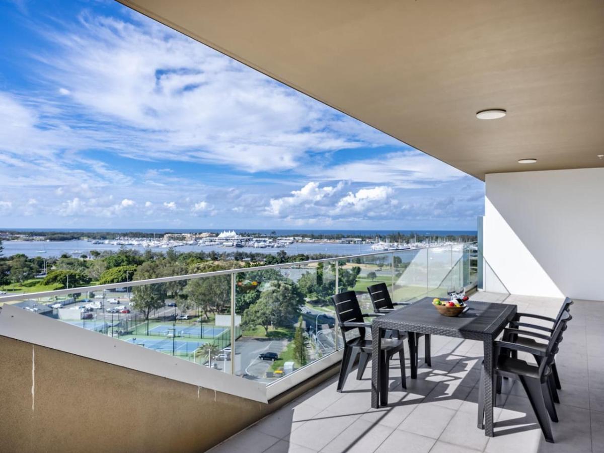 Sweeping Ocean View W Carpark And Rooftop Pool Apartment Gold Coast