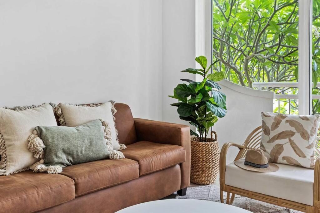 Apartment Sun-kissed Serenity: Mediterranean In Burleigh