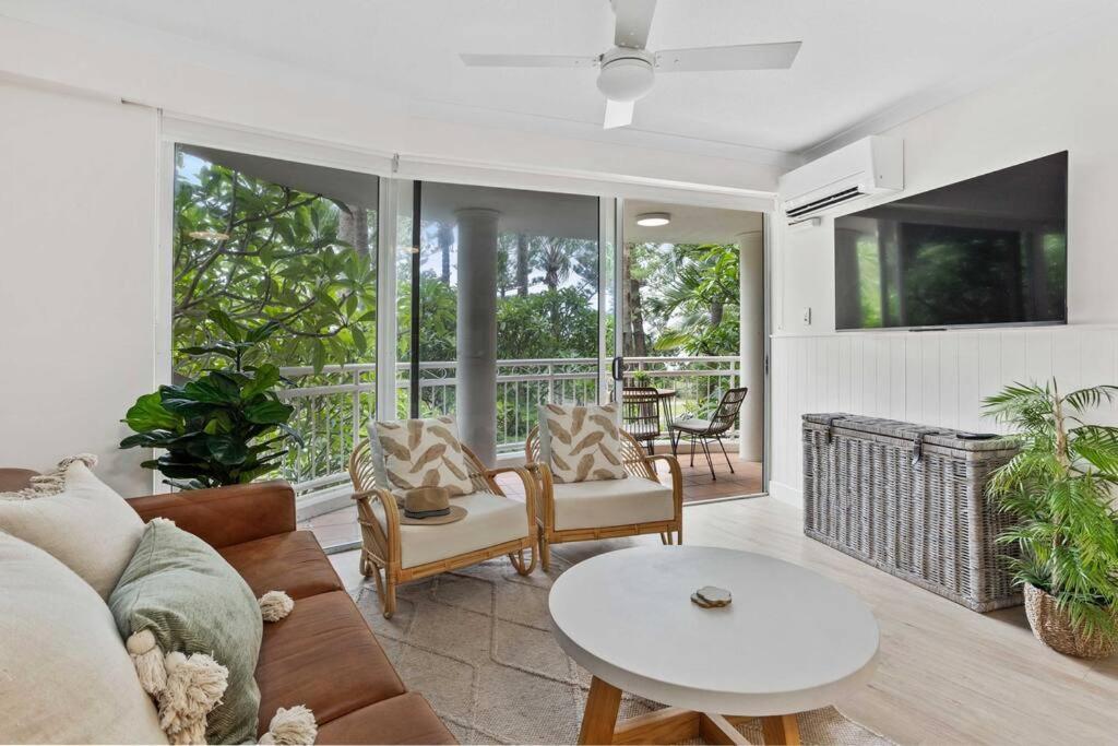 Apartment Sun-kissed Serenity: Mediterranean In Burleigh