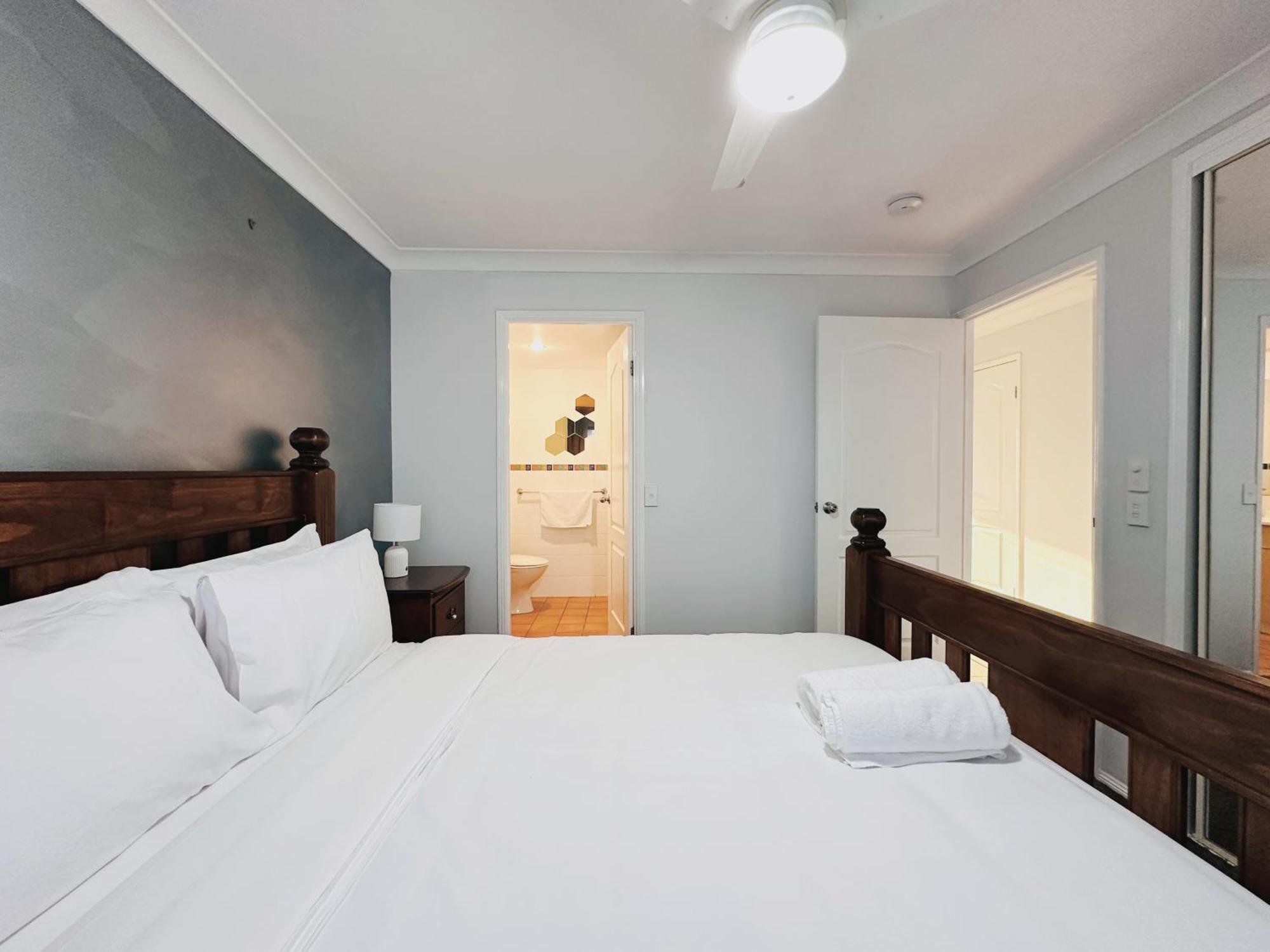 Southport Ocean Breeze Retreat With 2 Parking Apartment *