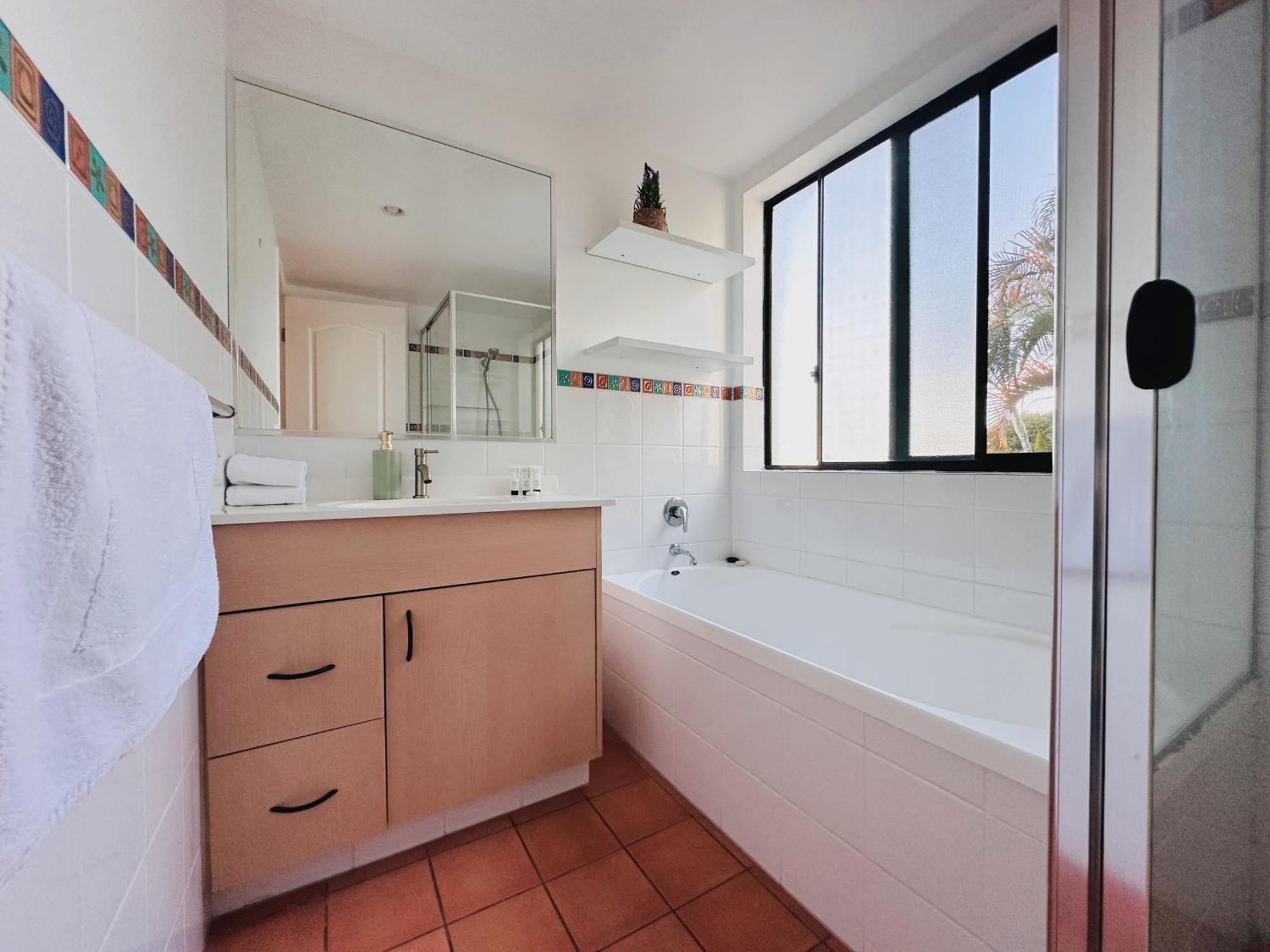 Apartment Southport Ocean Breeze Retreat With 2 Parking