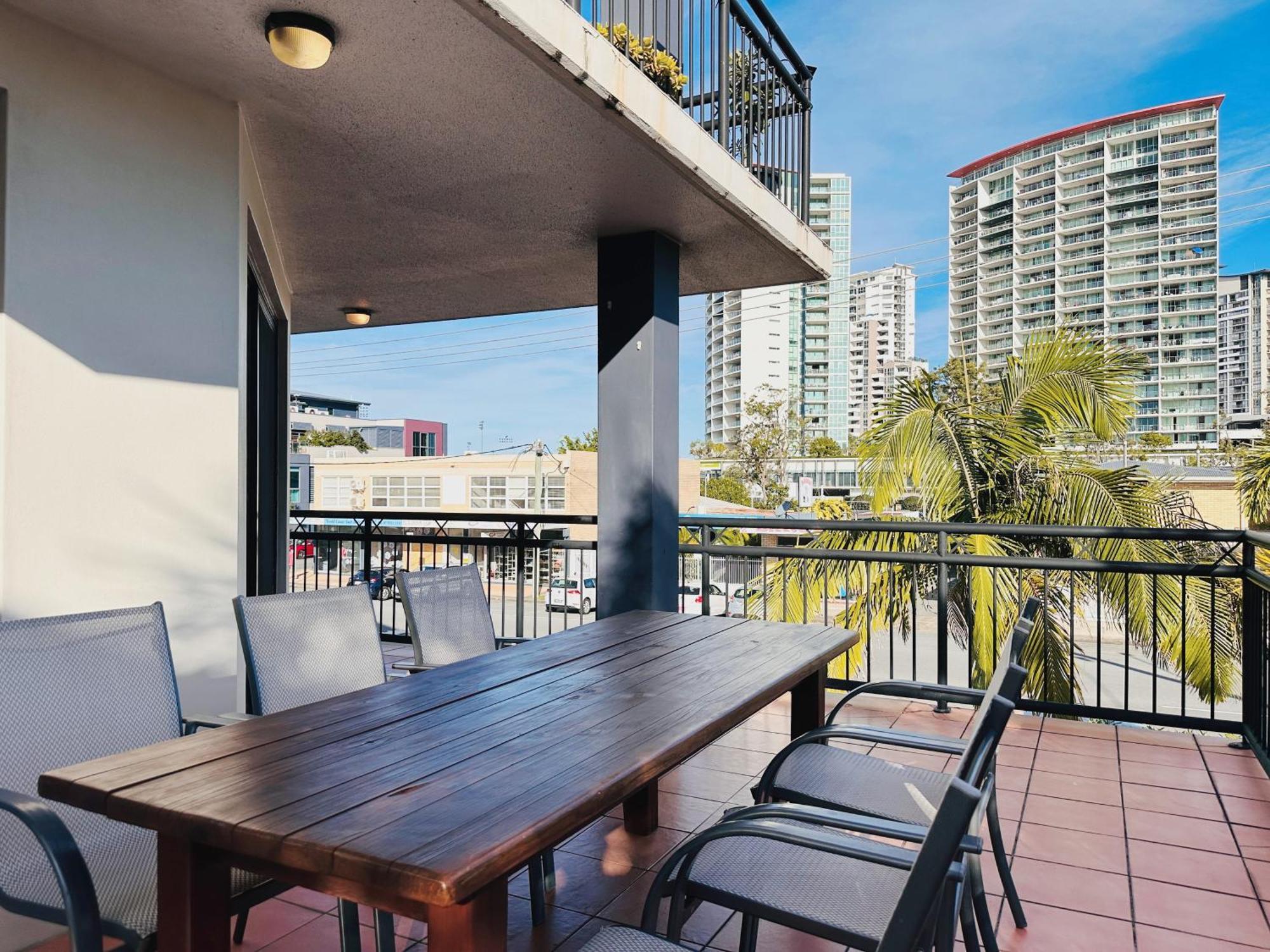 Southport Ocean Breeze Retreat With 2 Parking Apartment *