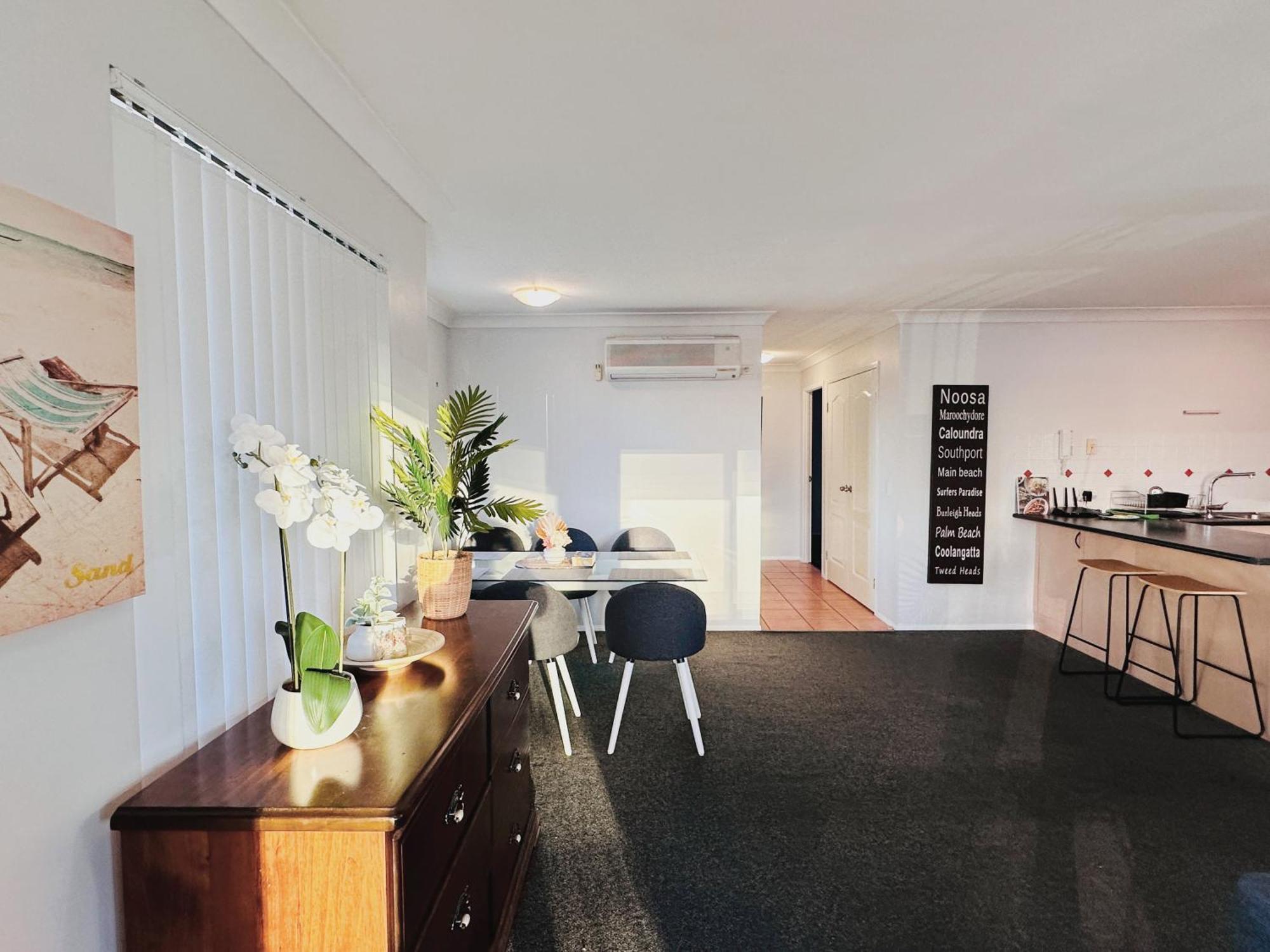 Southport Ocean Breeze Retreat With 2 Parking Gold Coast