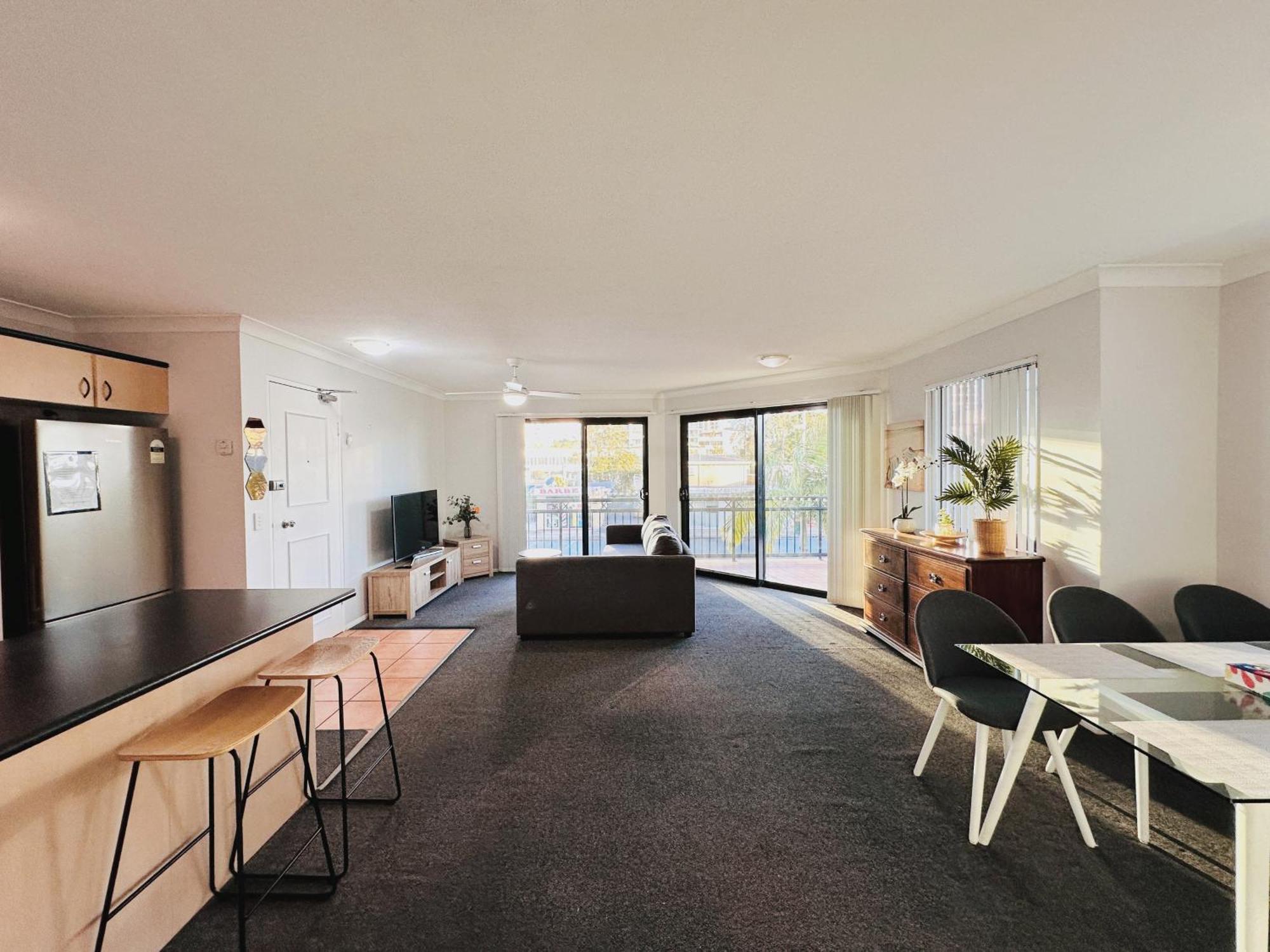 Southport Ocean Breeze Retreat With 2 Parking Apartment *