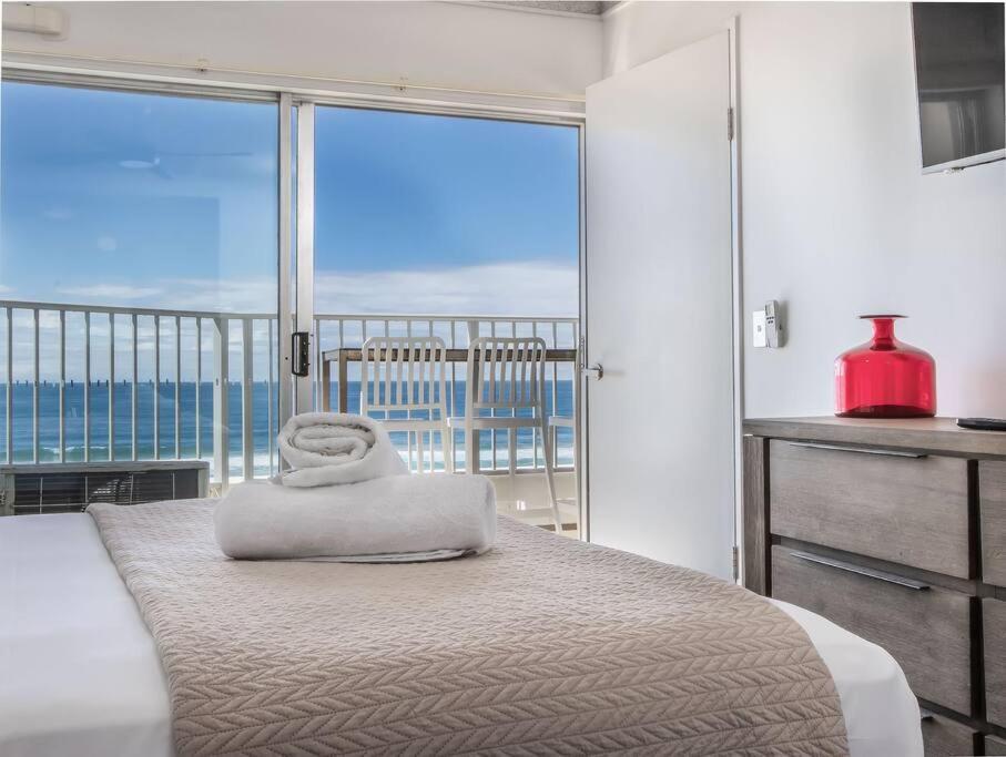 Absolute Beachfront In Paradise Apartment *