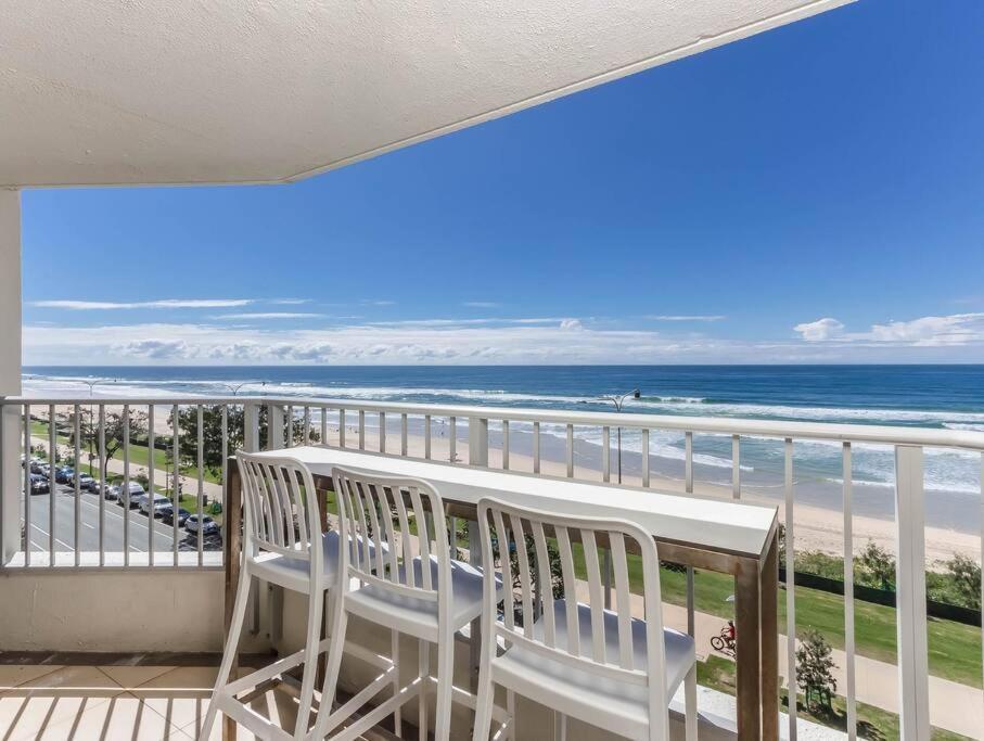 Absolute Beachfront In Paradise Apartment *