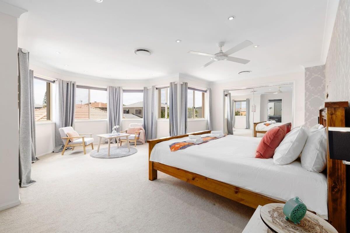 Pool Sauna Cinema Office 4br Spacious House Holiday home Gold Coast