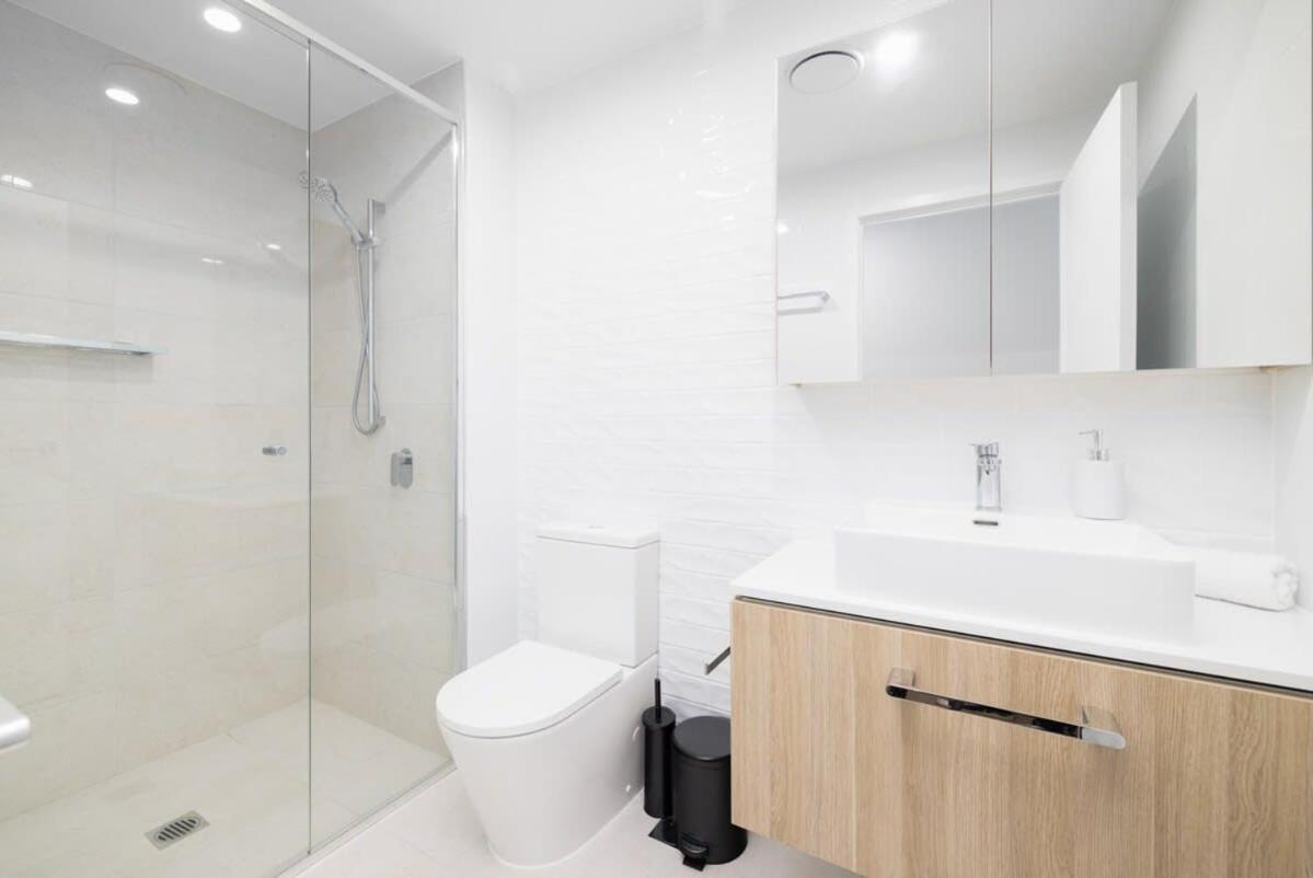 New 2br Prime Loc Stone's Throw From Train Stn Apartment *