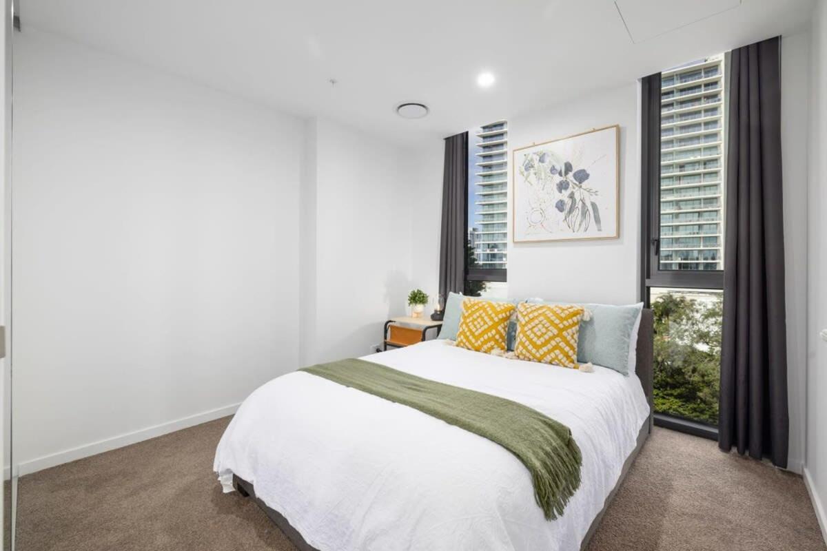 New 2br Prime Loc Stone's Throw From Train Stn Apartment Gold Coast