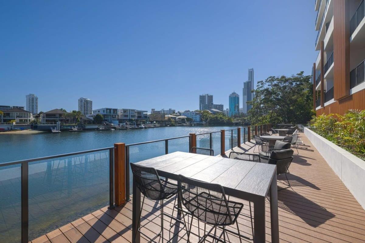 New 2br Prime Loc Stone's Throw From Train Stn Apartment Gold Coast