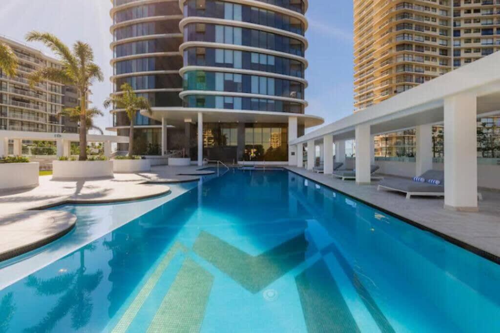 Apartment Just A Stone's Throw To The Brand New 2br Gold Coast