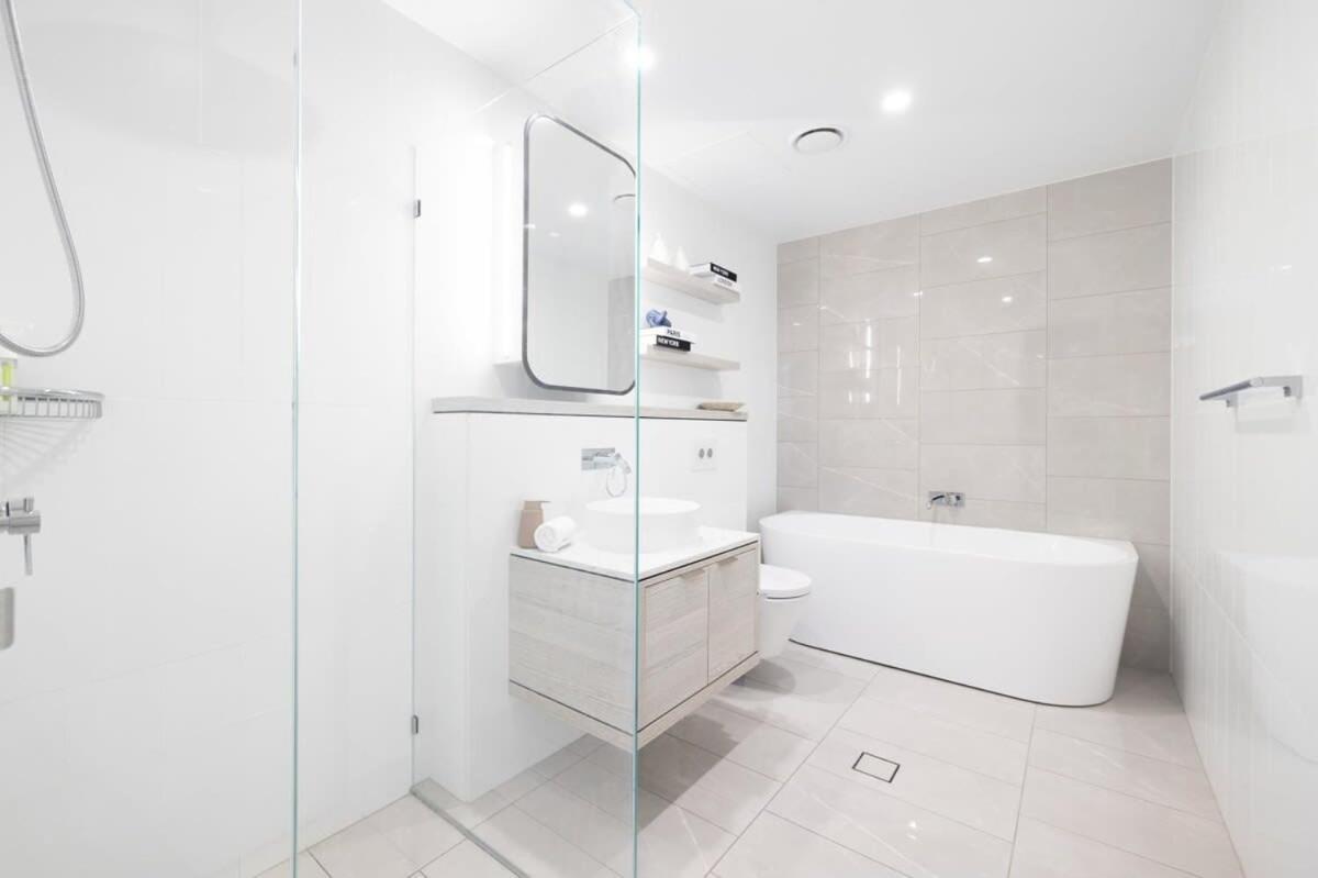 Just A Stone's Throw To The Brand New 2br * Gold Coast