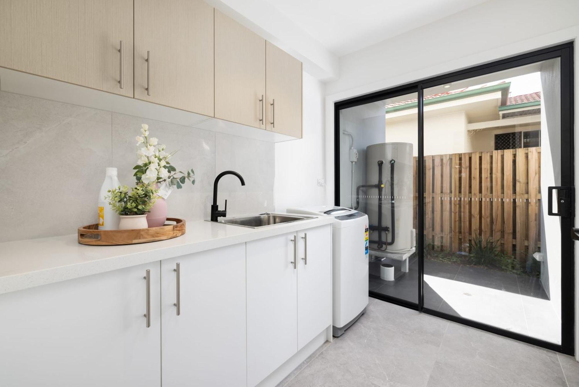 Netflix Brand New 4br Fast Nbn Ac Free Parking Holiday home *
