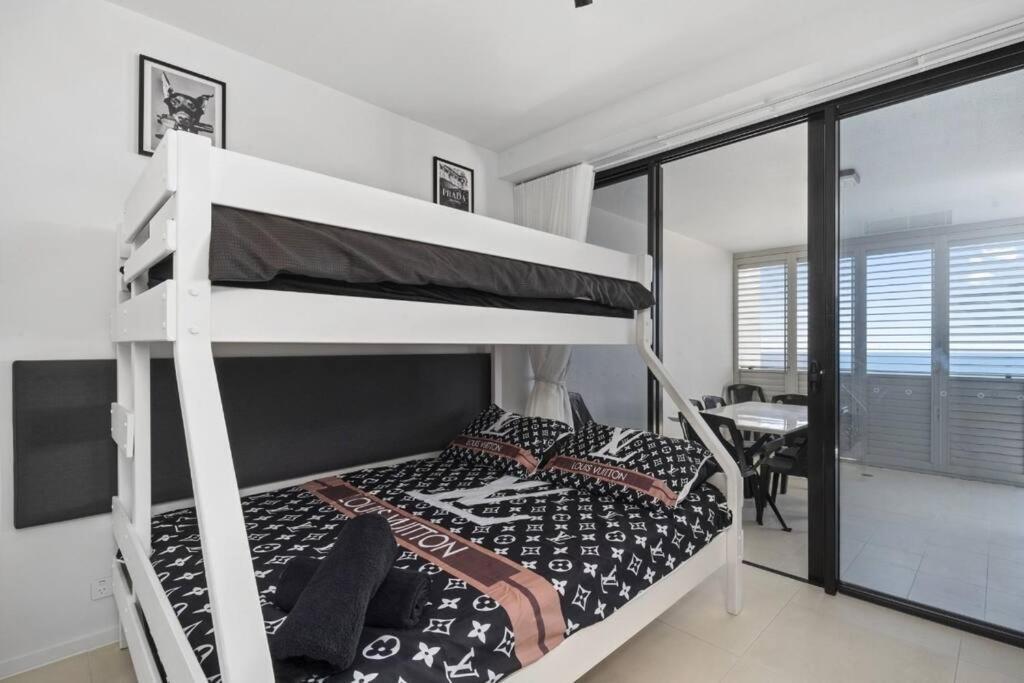 Luxury Broadbeach With Ocean Views Apartment *