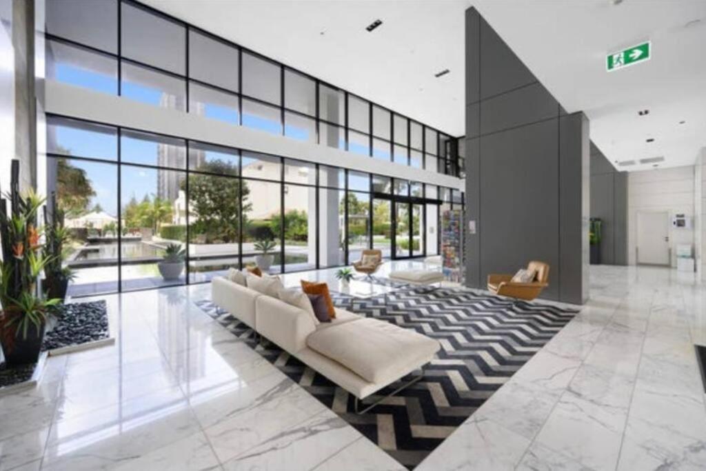Apartment Luxury Broadbeach With Ocean Views *