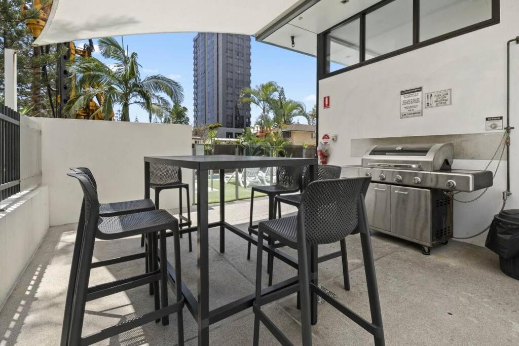 Luxury Broadbeach With Ocean Views Apartment