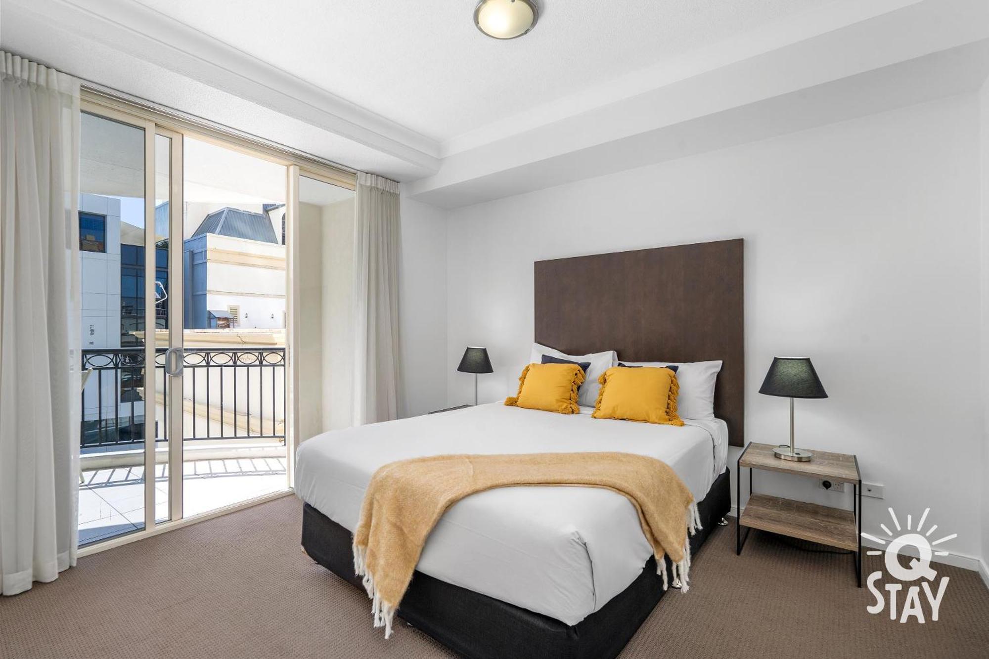 Apartment Chevron Renaissance Surfers Paradise Mid Week Madness Deal - Q *