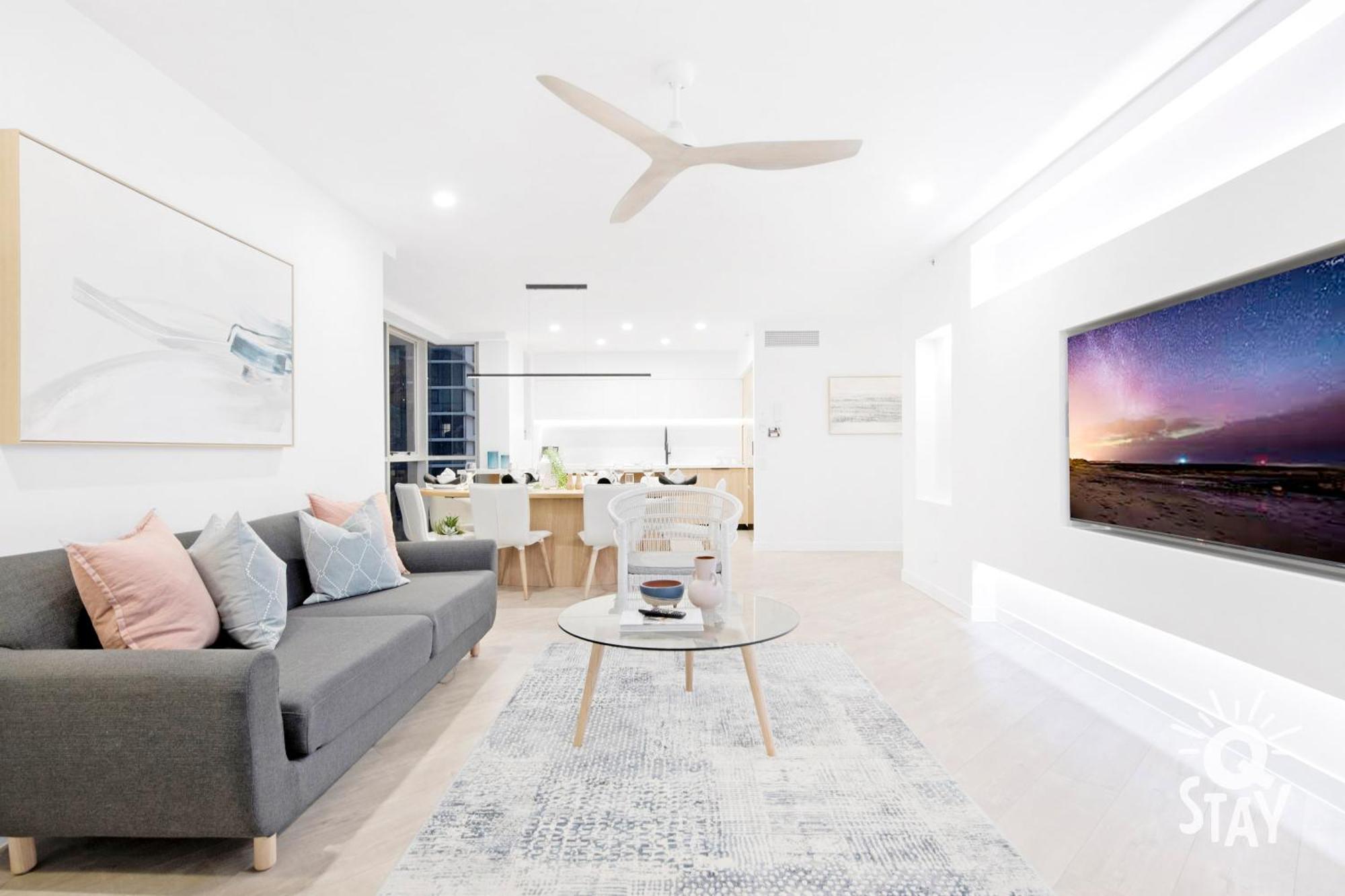 Apartment Chevron Renaissance Surfers Paradise Mid Week Madness Deal - Q *