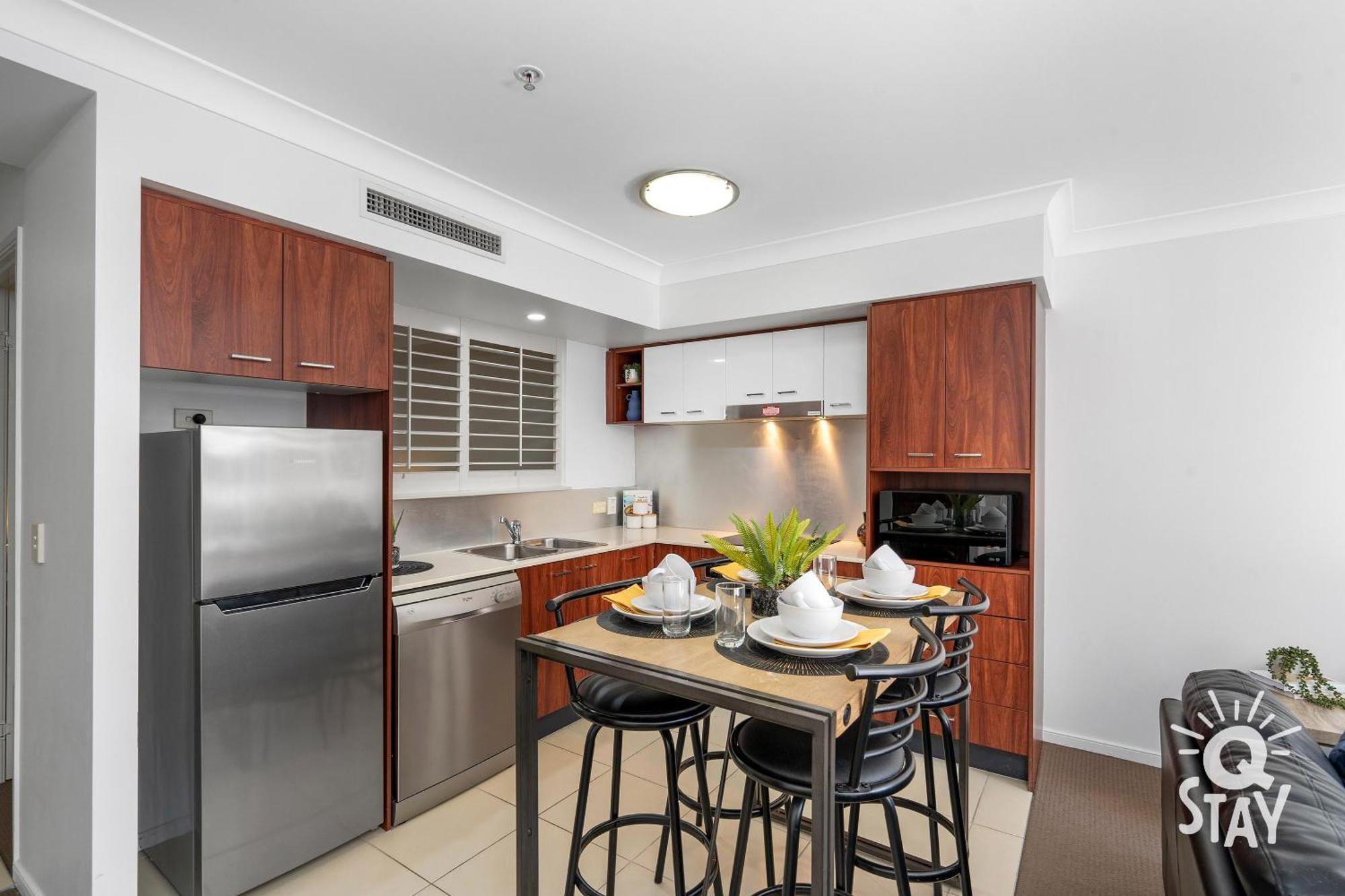 Apartment Chevron Renaissance Surfers Paradise Mid Week Madness Deal - Q