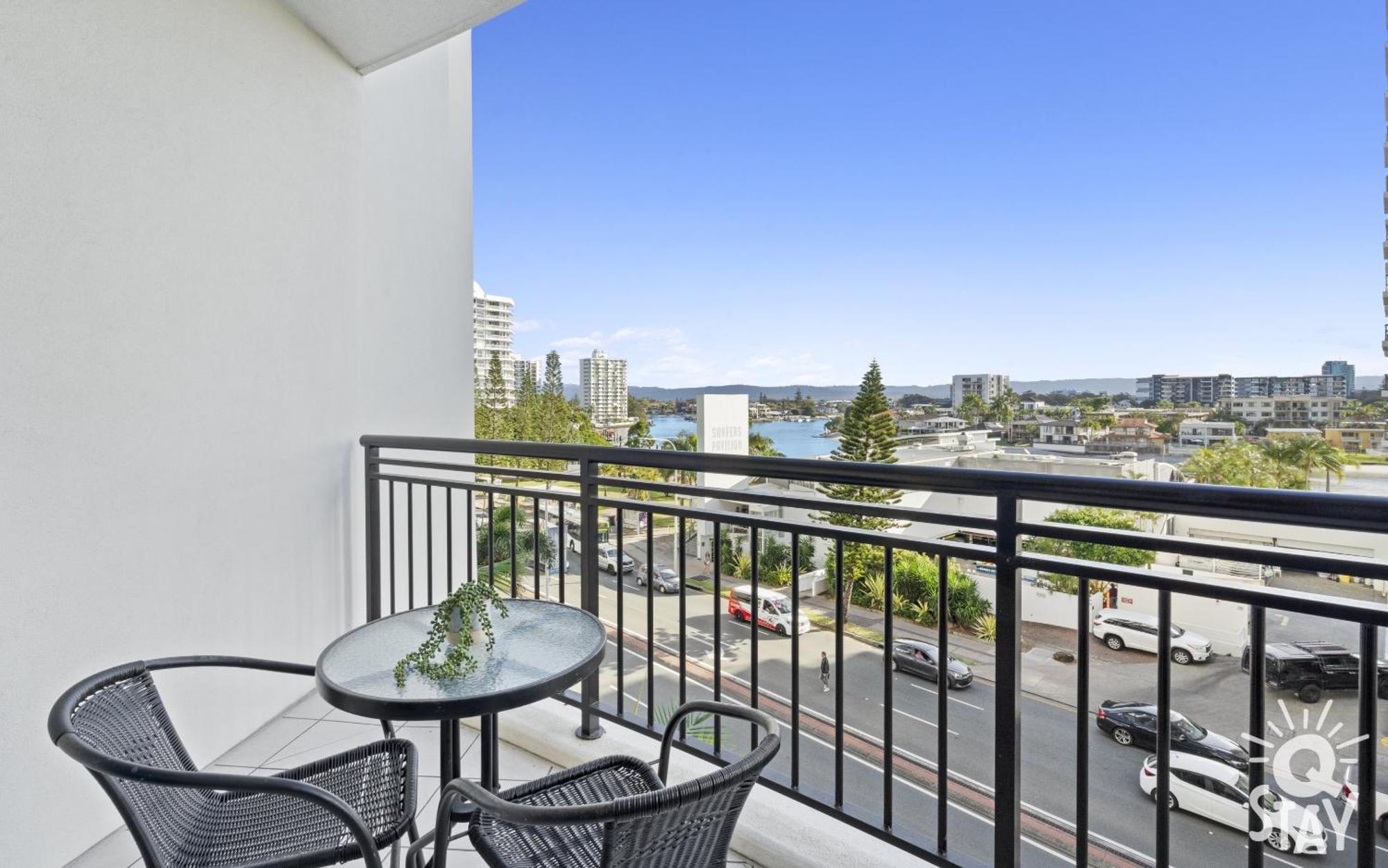 Apartment Chevron Renaissance Surfers Paradise Mid Week Madness Deal - Q *