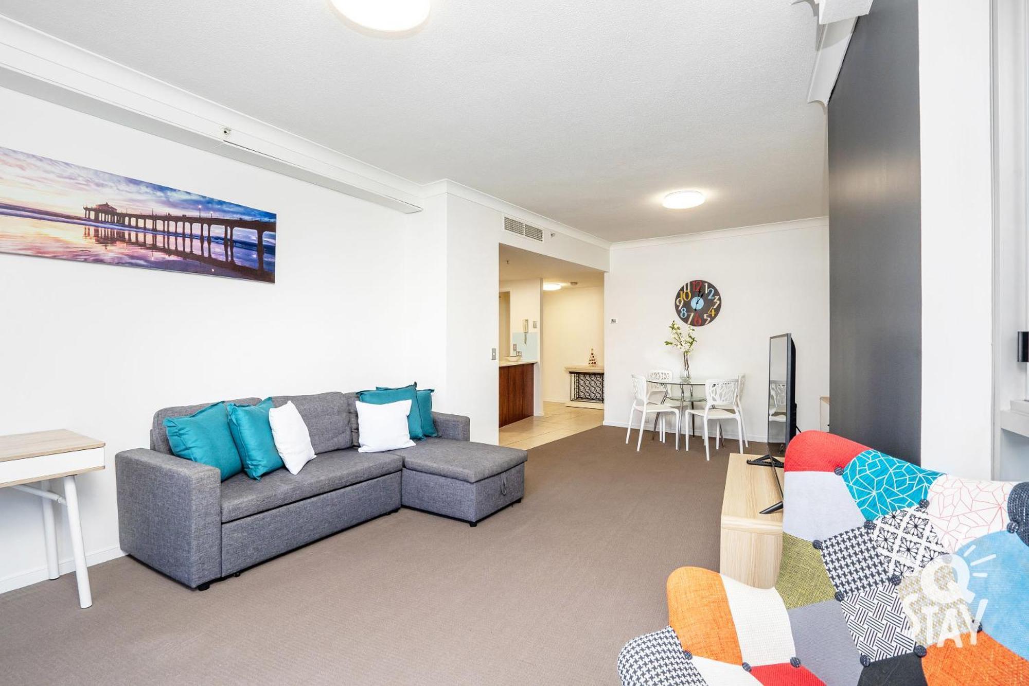 Apartment Chevron Renaissance Surfers Paradise Mid Week Madness Deal - Q *