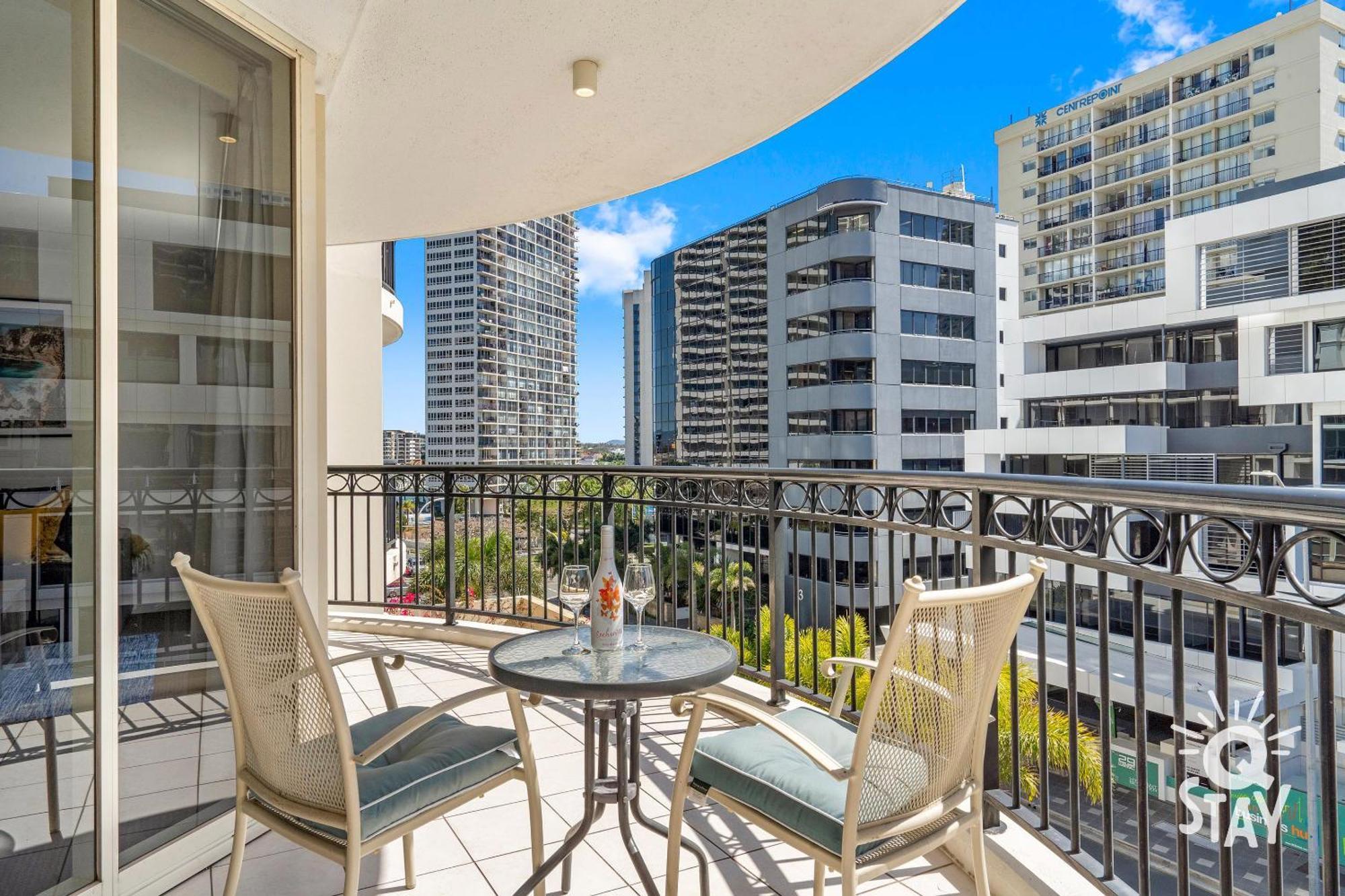 Apartment Chevron Renaissance Surfers Paradise Mid Week Madness Deal - Q