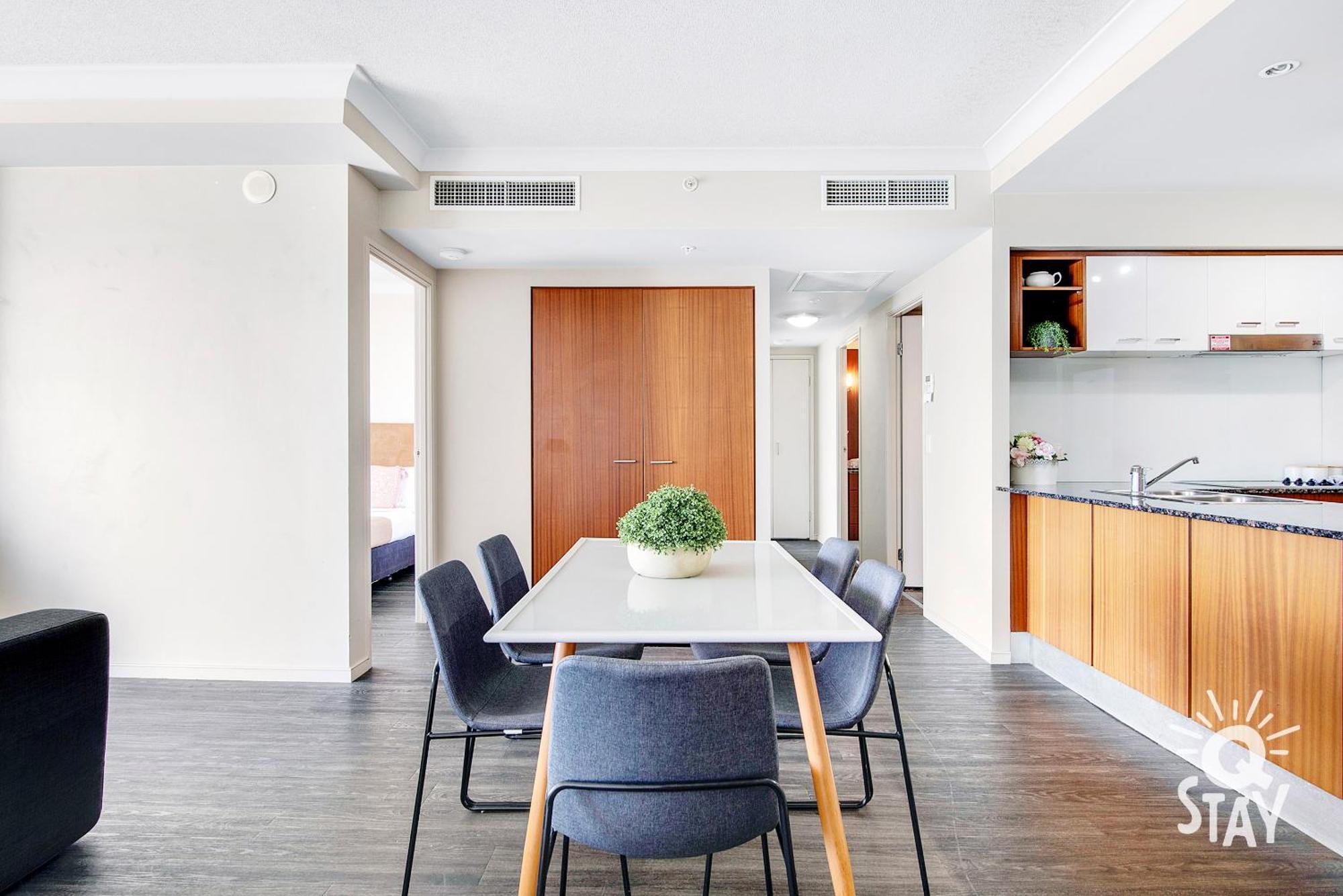 Apartment Chevron Renaissance Surfers Paradise Mid Week Madness Deal - Q Gold Coast