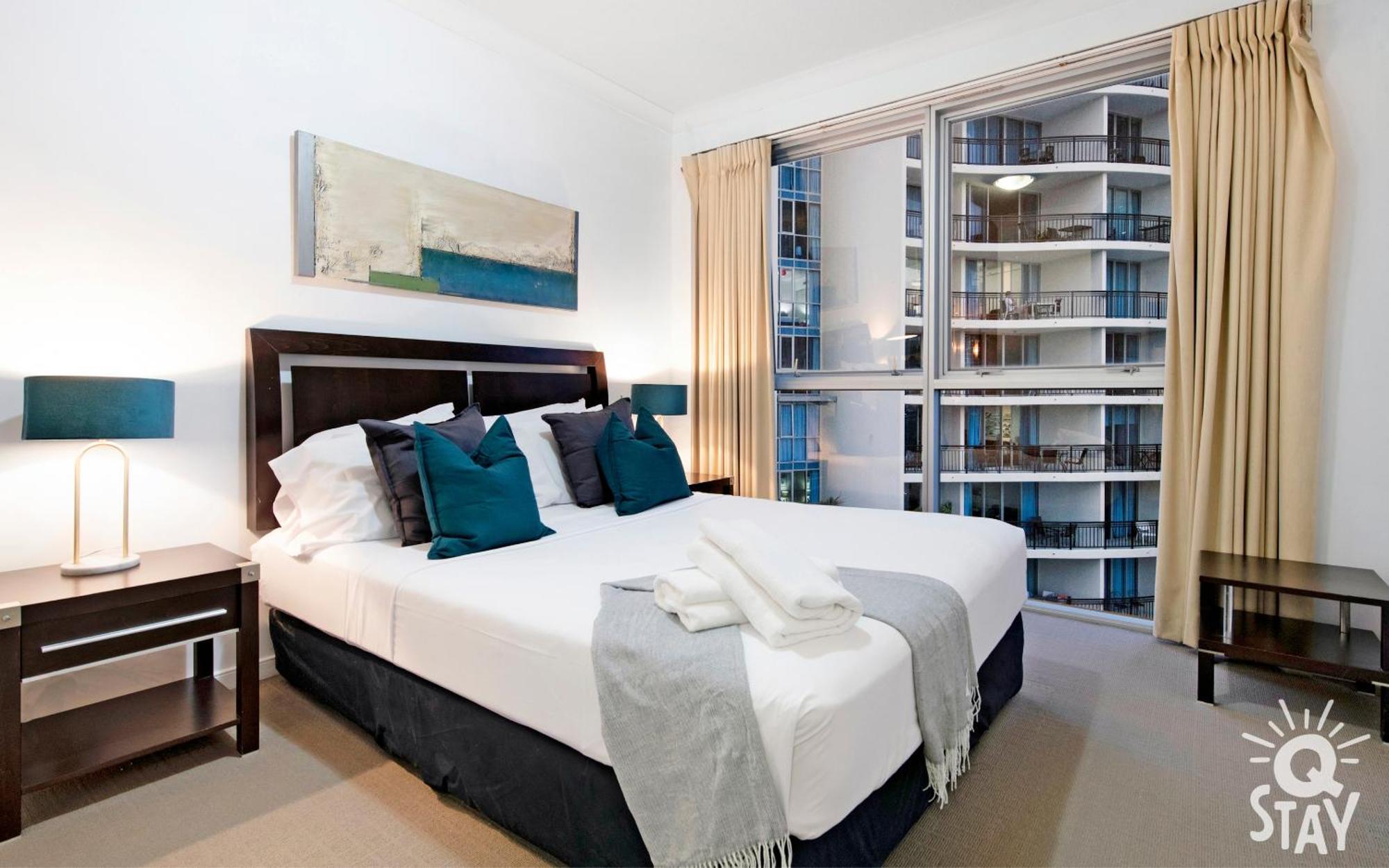 Apartment Chevron Renaissance Surfers Paradise Mid Week Madness Deal - Q *