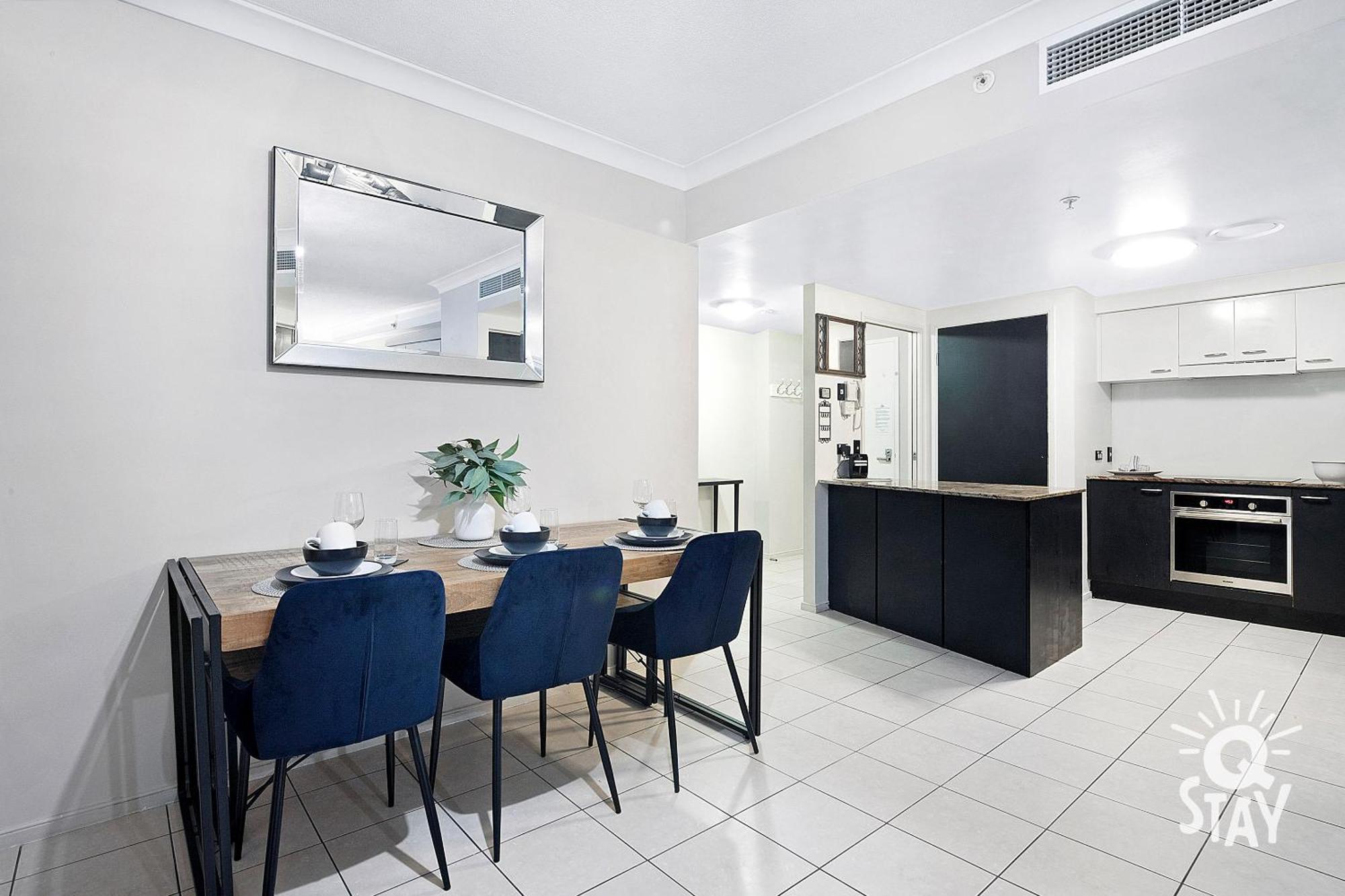 Apartment Chevron Renaissance Surfers Paradise Mid Week Madness Deal - Q *