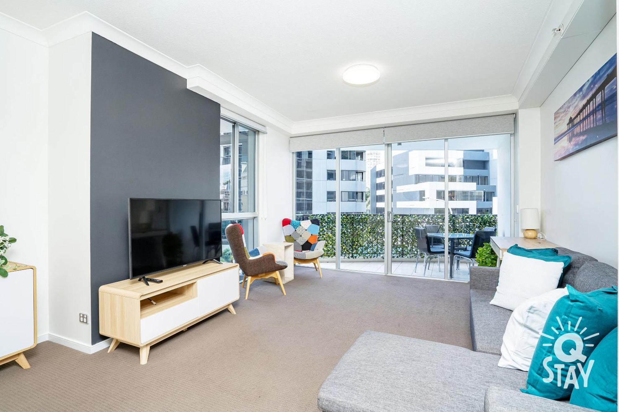 Apartment Chevron Renaissance Surfers Paradise Mid Week Madness Deal - Q *