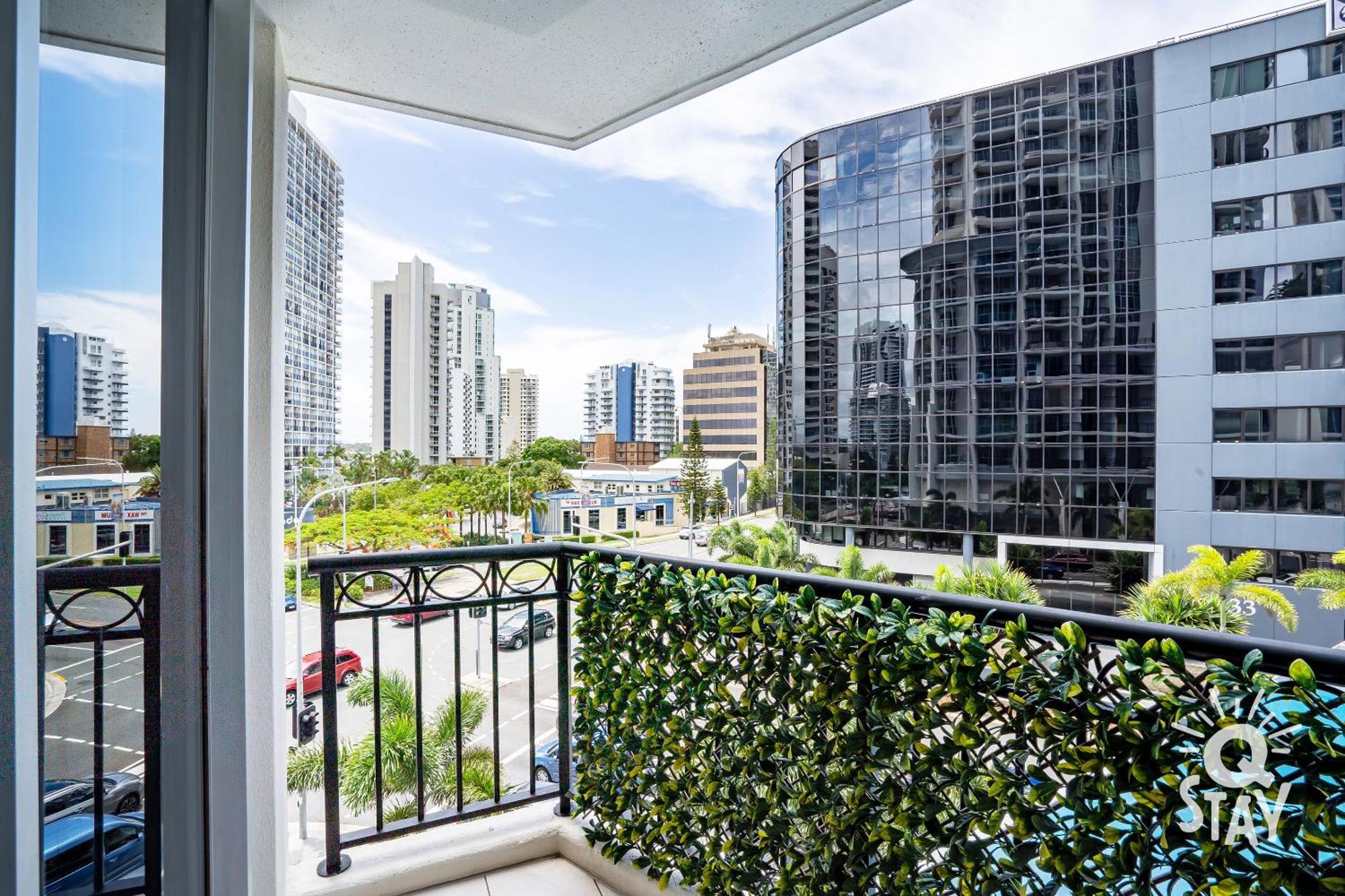 Apartment Chevron Renaissance Surfers Paradise Mid Week Madness Deal - Q *