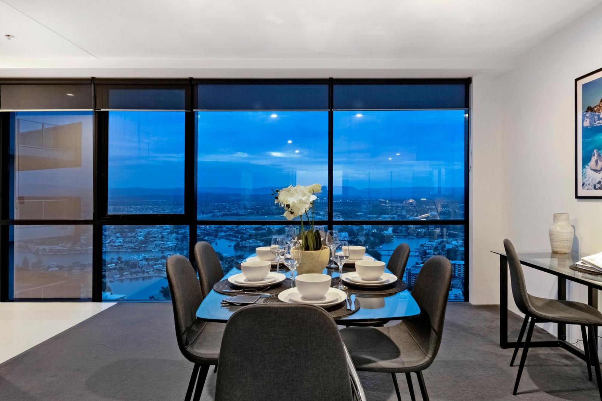Apartment Circle On Cavill - Self Contained & Privately Managed - Wow