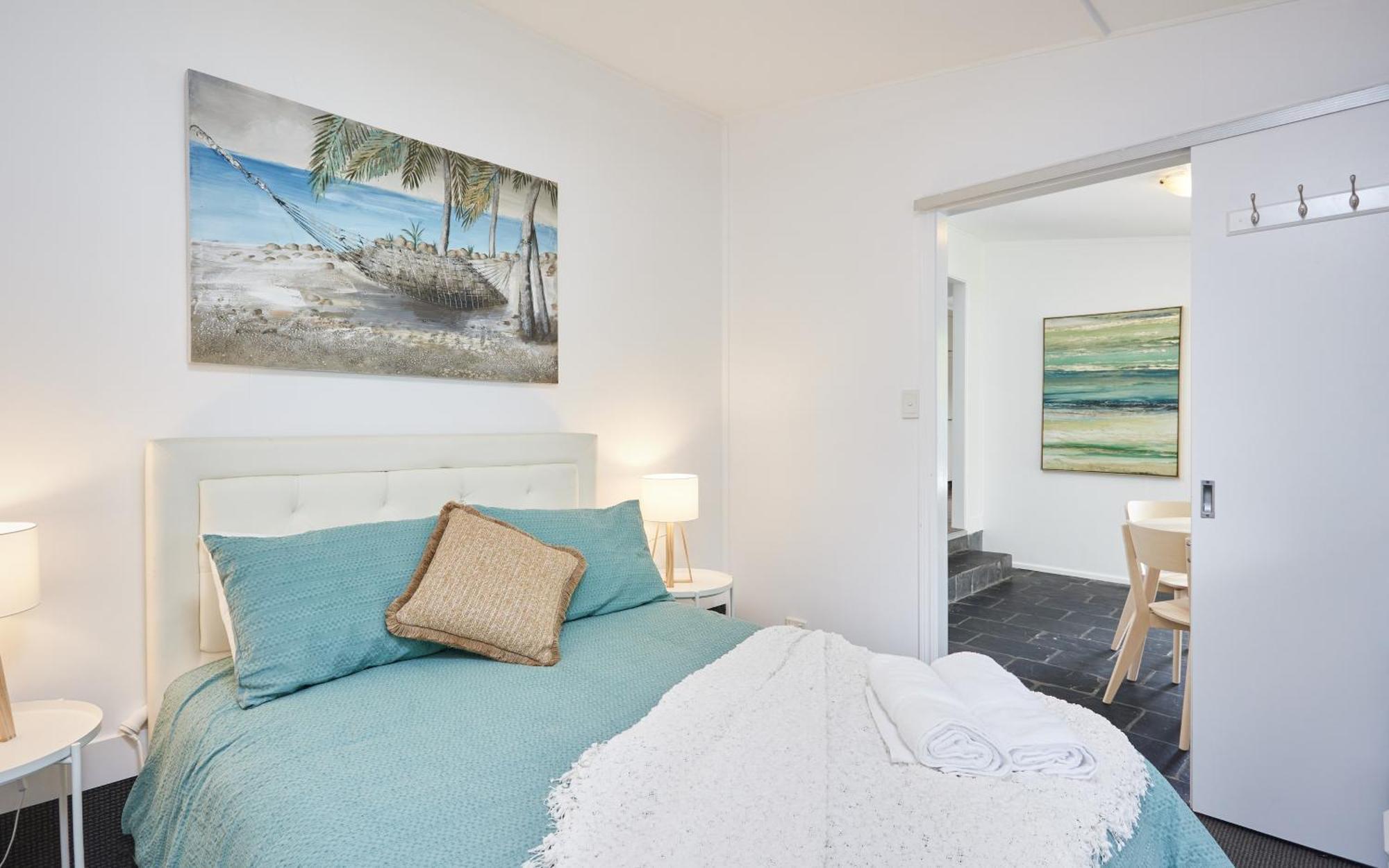 Jacuzzi Gardens - Spa - Fire Pit - Swings - Outdoor Kitchen - Bbq - Parking - Central Location * Gold Coast