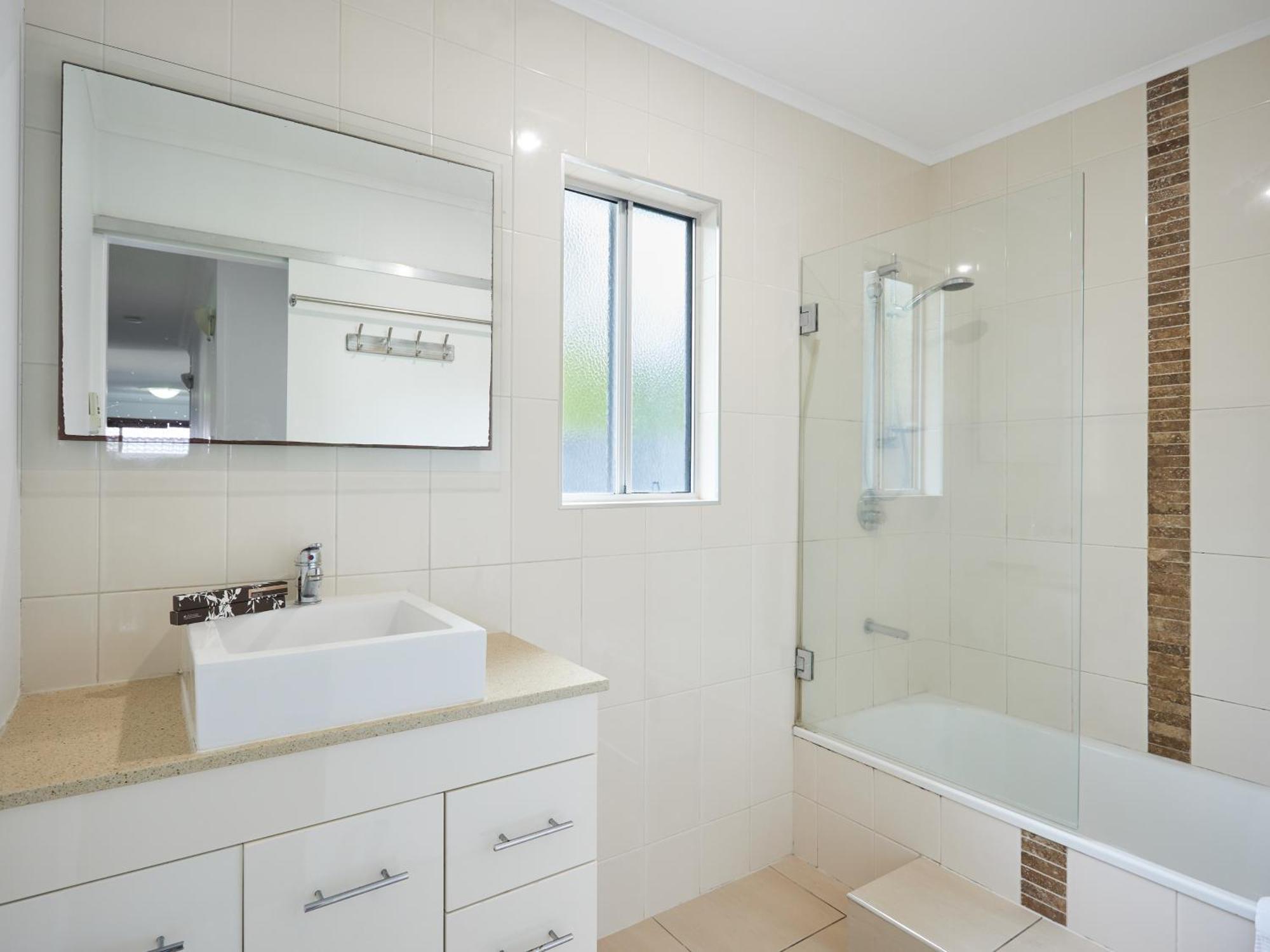 Jacuzzi Gardens - Spa - Fire Pit - Swings - Outdoor Kitchen - Bbq - Parking - Central Location Holiday home