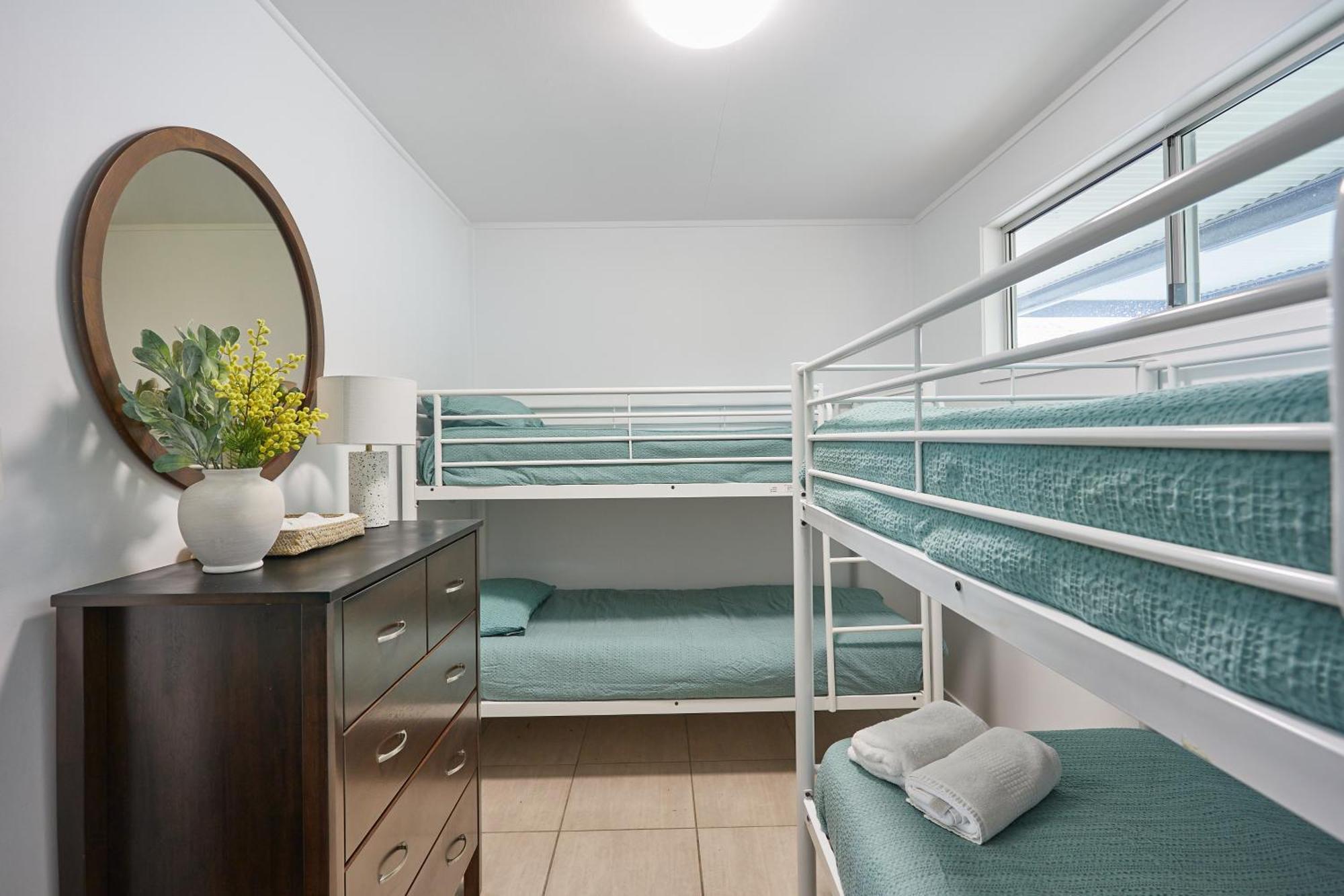 Jacuzzi Gardens - Spa - Fire Pit - Swings - Outdoor Kitchen - Bbq - Parking - Central Location Holiday home