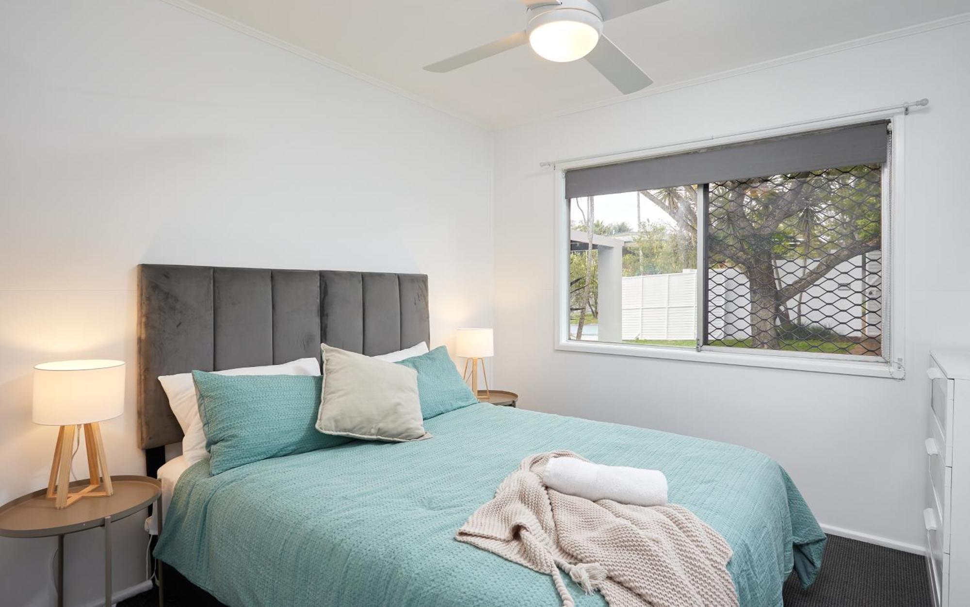Jacuzzi Gardens - Spa - Fire Pit - Swings - Outdoor Kitchen - Bbq - Parking - Central Location Holiday home Gold Coast
