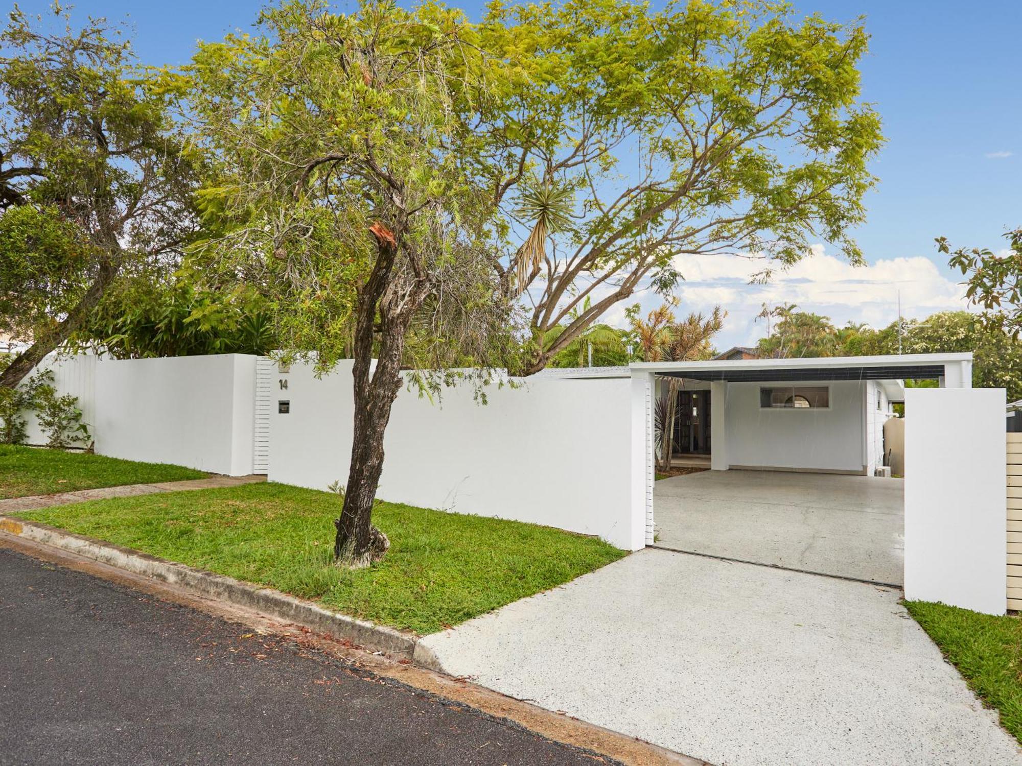 Jacuzzi Gardens - Spa - Fire Pit - Swings - Outdoor Kitchen - Bbq - Parking - Central Location Holiday home *