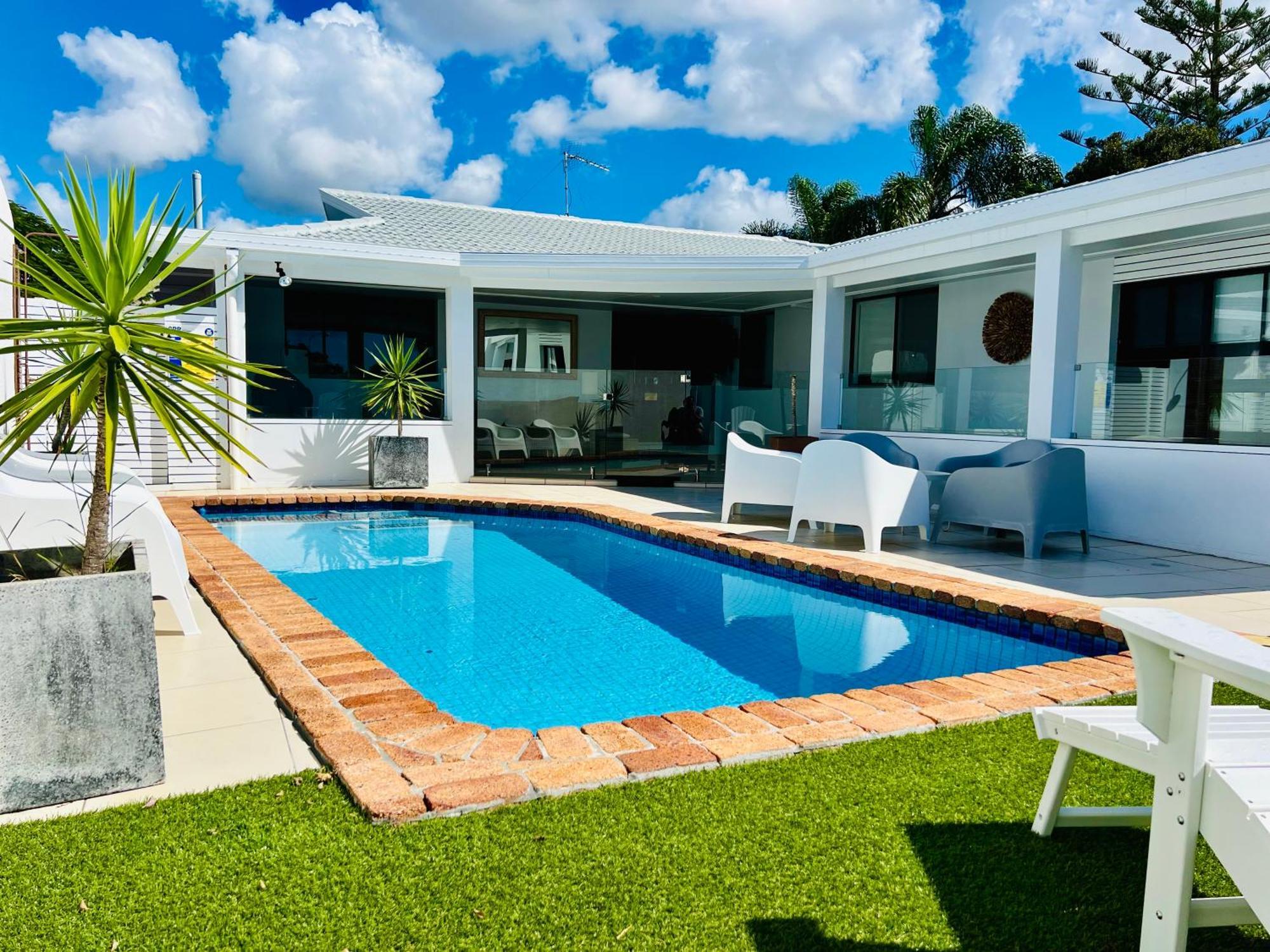 Reflections Broadbeach- Heated Pool! Complete Waterfront Entertainer With Huge Deck, Pool Table And Pontoon *