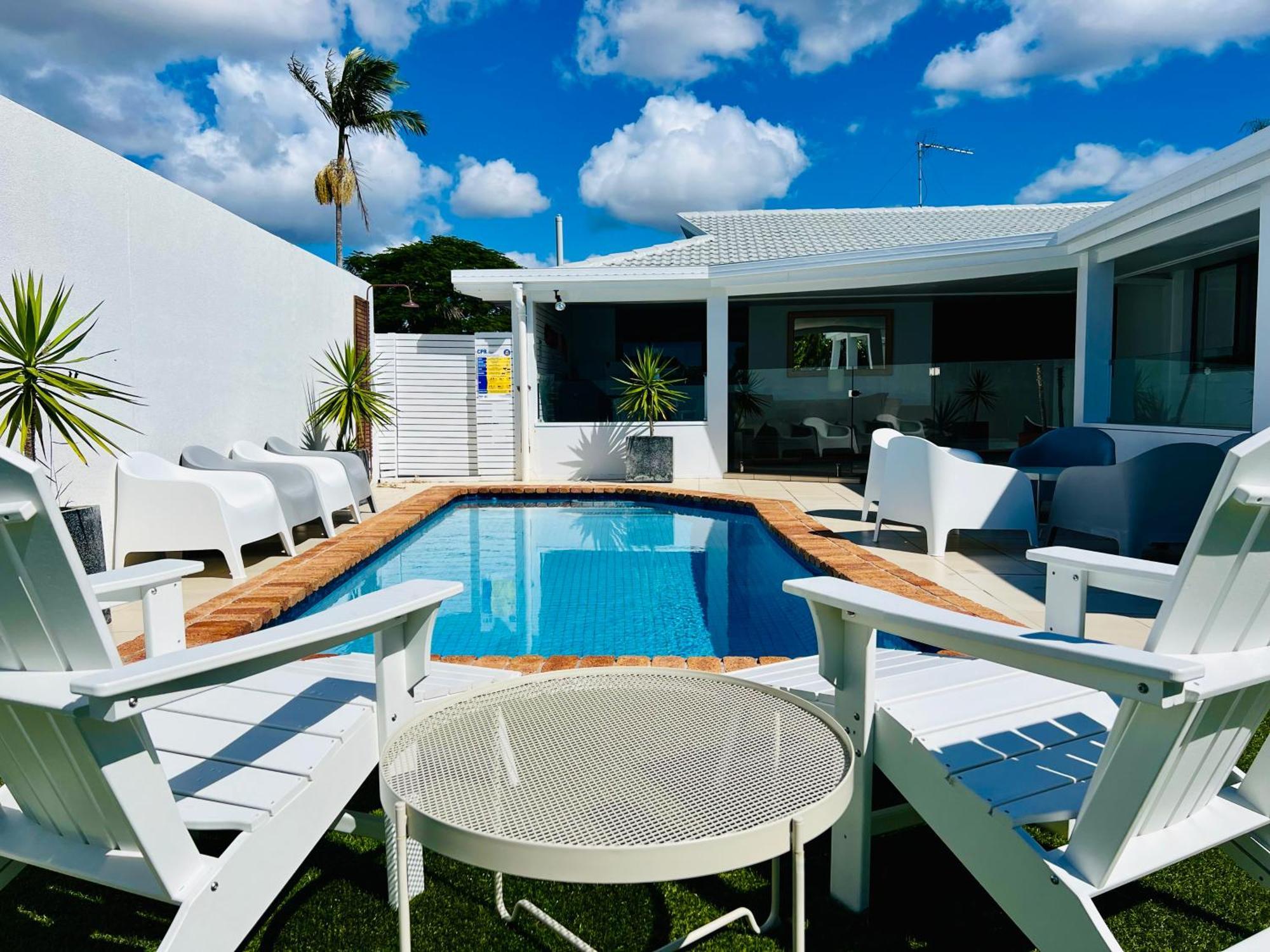 Reflections Broadbeach- Heated Pool! Complete Waterfront Entertainer With Huge Deck, Pool Table And Pontoon * Gold Coast