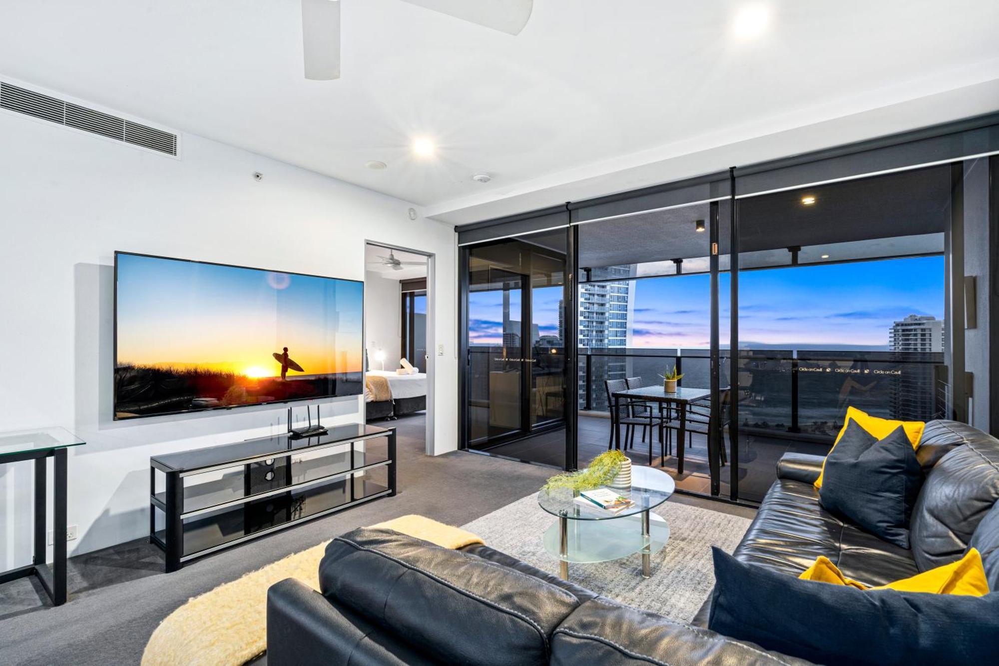 Self-contained At Circle On Cavill - Privately Managed - Wow Apartment